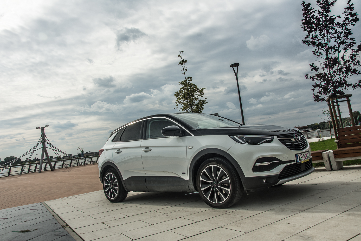 Test: Opel Grandland X Hybrid4 300 KM - SUV dosłownie mocno ekologiczny!