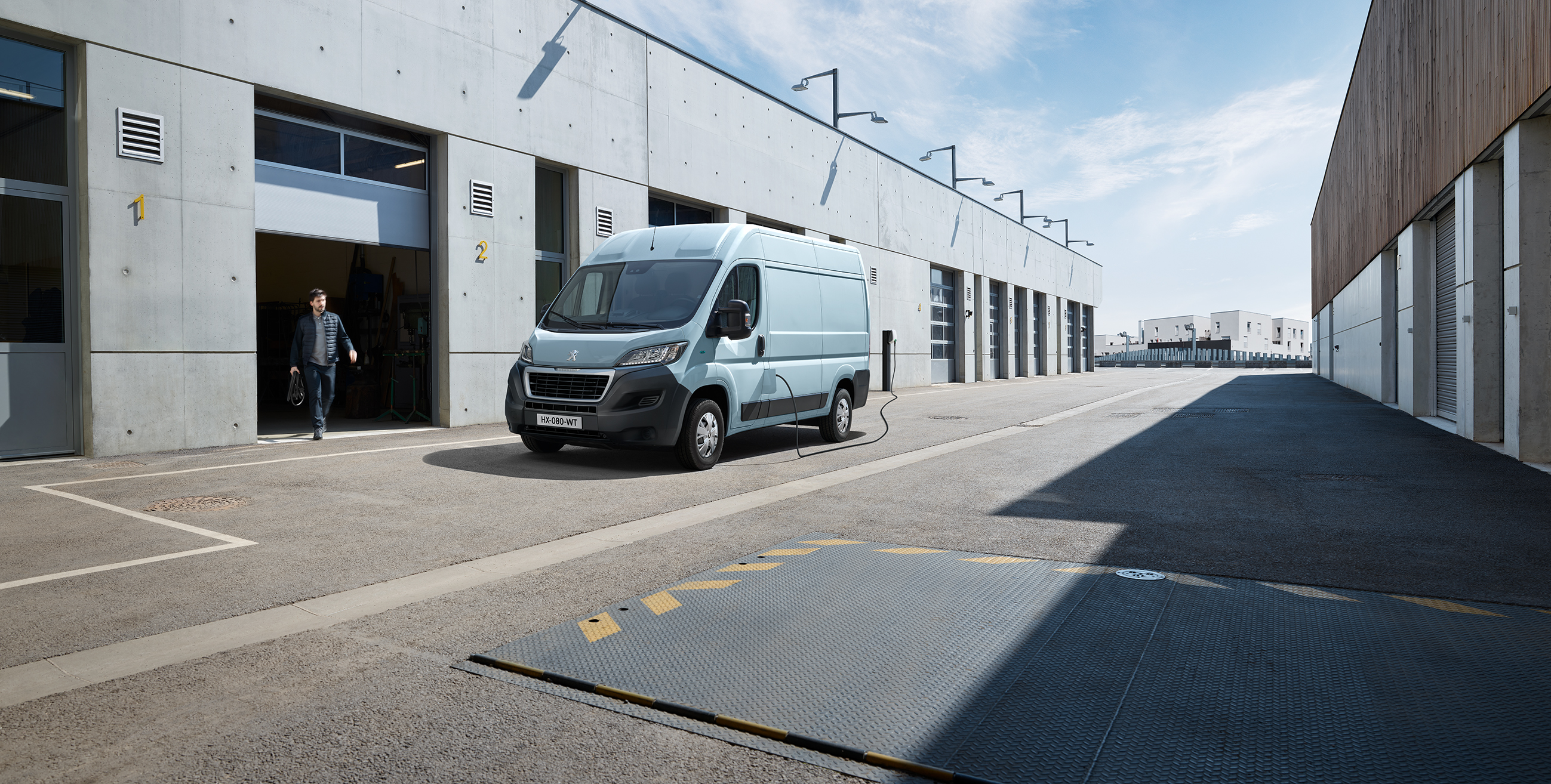 Elektryczny Peugeot e-Boxer: 1890kg ładowności i 340km zasięgu!