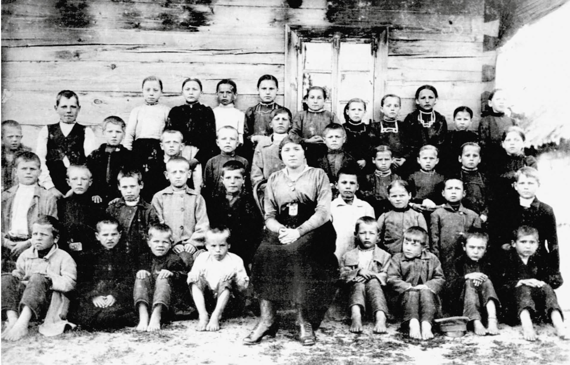 Nauczycielka Wiera Matejczuk z uczniami białoruskiej szkoły w Grabowcu przy Puszczy Białowieskiej, ok. 1918–1919