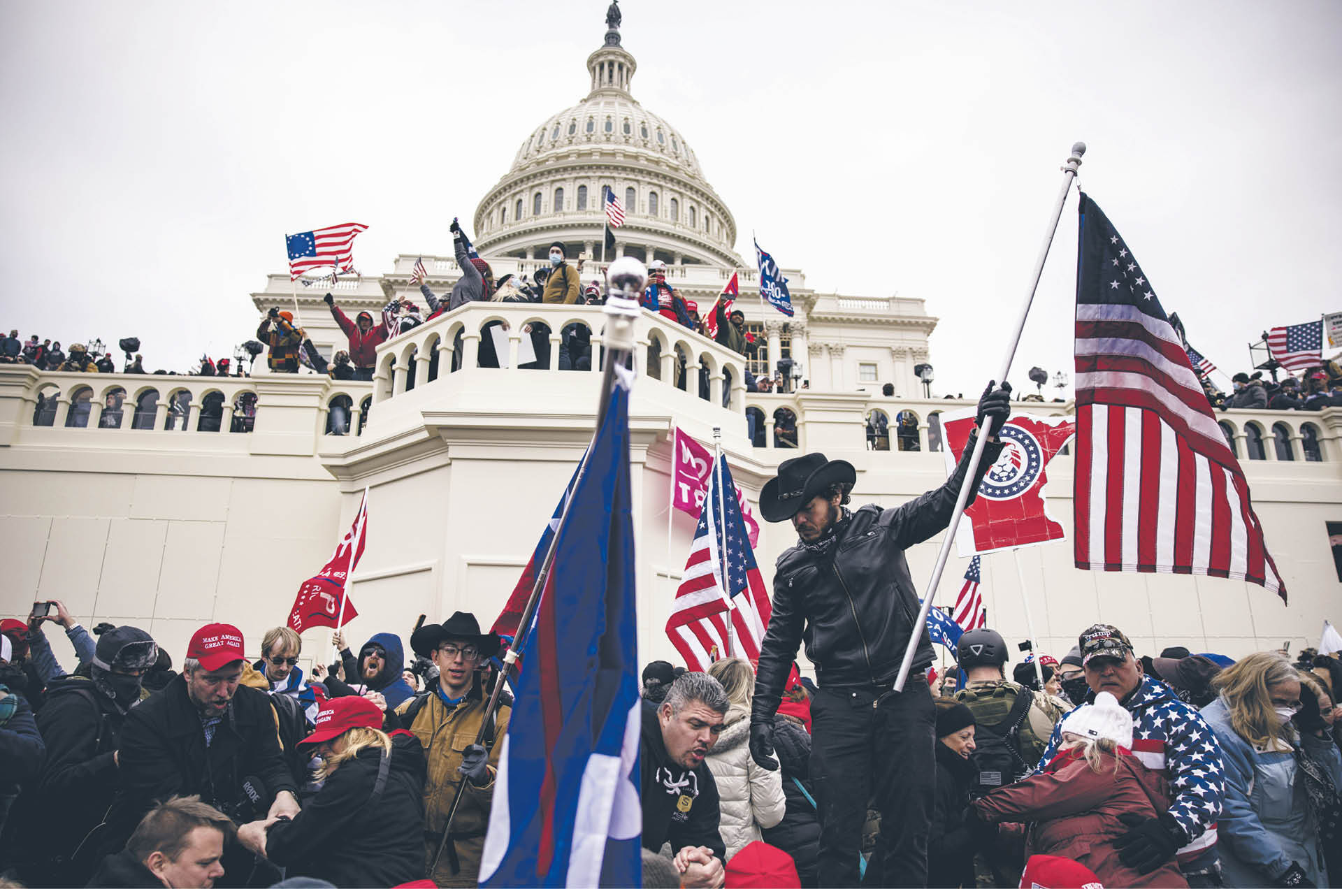 Zwolennicy Donalda Trumpa szturmują Kapitol, aby powstrzymać zatwierdzenie wyborczego zwycięstwa Joego Bidena, 6 stycznia 2021 r.