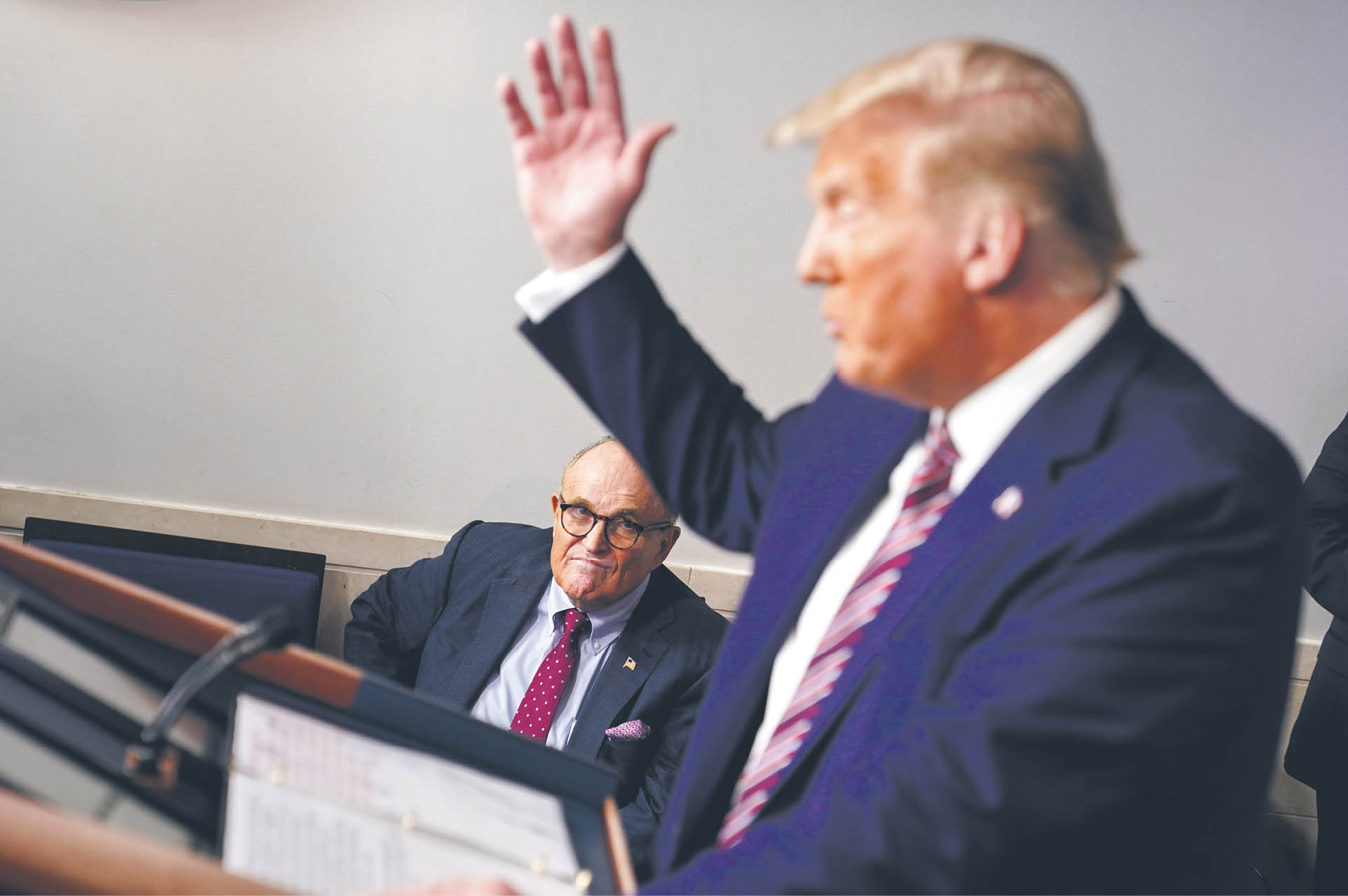 Rudy Giuliani przysłuchuje się wystąpieniu prezydenta Donalda Trumpa na konferencji prasowej w Białym Domu. 27 września 2020 r.