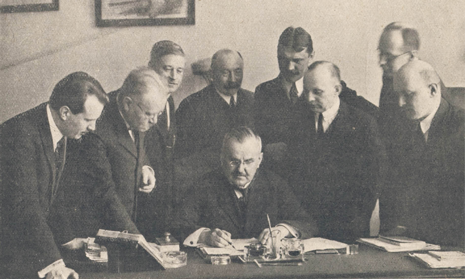 Premier Władysław Grabski ze współpracownikami z Ministerstwa Skarbu. 1924 r.