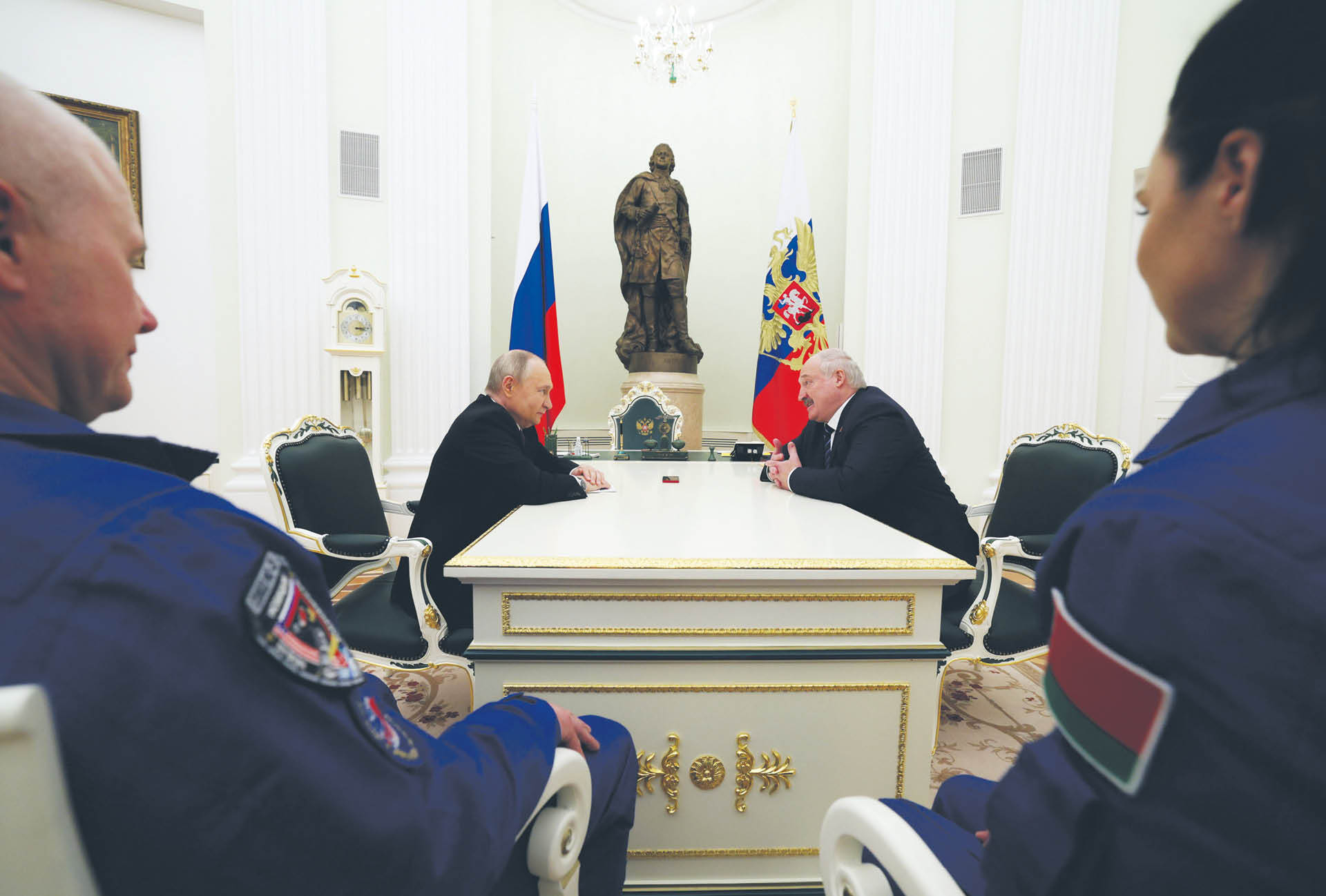 Kosmonauci Oleg Nowicki i Maryna Wasileuska obserwują na Kremlu piątkowe rozmowy Alaksandra Łukaszenki z Władimirem Putinem