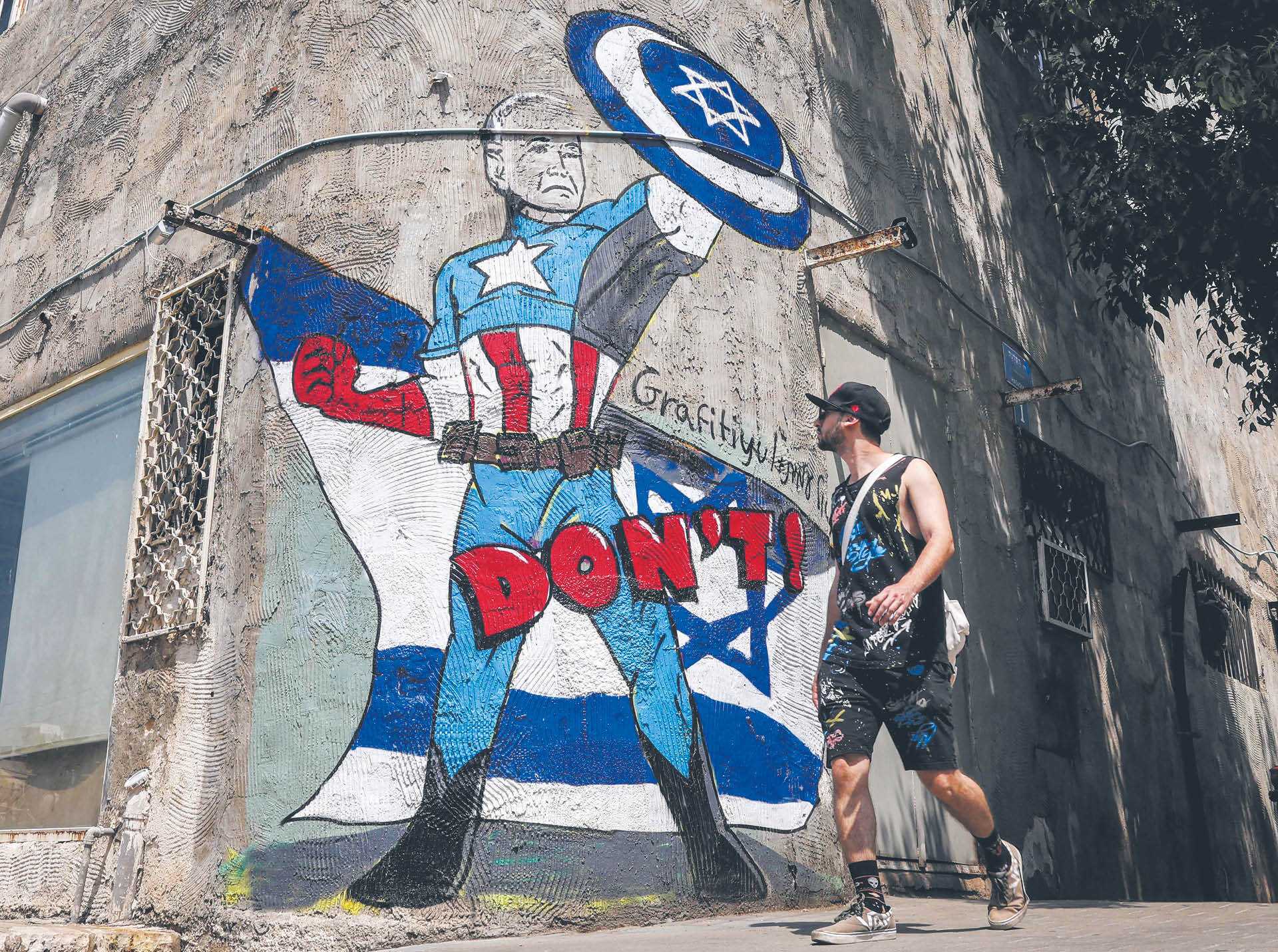 Graffiti przedstawiające prezydenta Joego Bidena w kostiumie superbohatera Kapitana Ameryki. Tel Awiw, 15 kwietnia 2024 r.