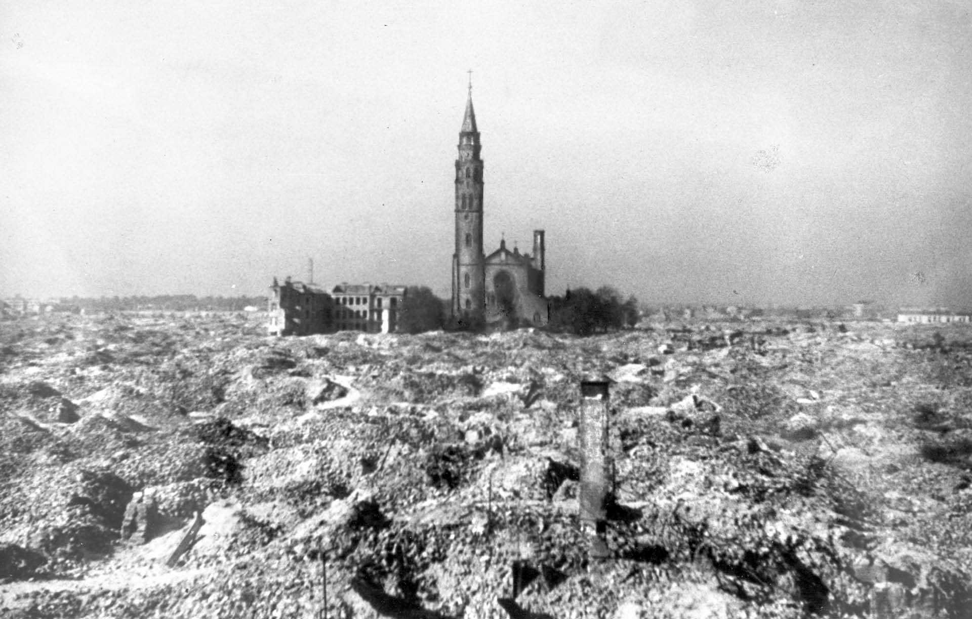 Widok na zburzone getto, pośrodku kościół św. Augustyna. Zdjęcie z 1945 r.