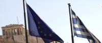 Flagi Grecji i Unii Europejskiej na tle ateńskiego Akropolu.