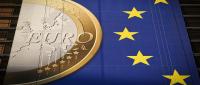 Znak monety euro i flagi UE