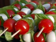 Caprese w formie szaszłyków
