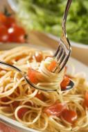 Nawijanie spaghetti na widelec