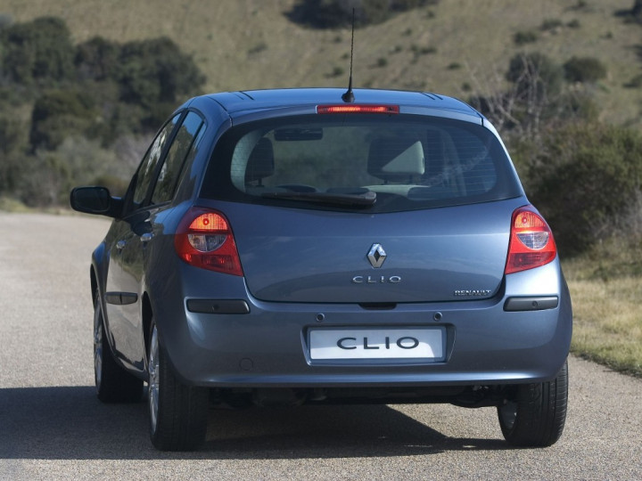 Jak wymienić żarówkę stopu w Renault Clio 3? To proste