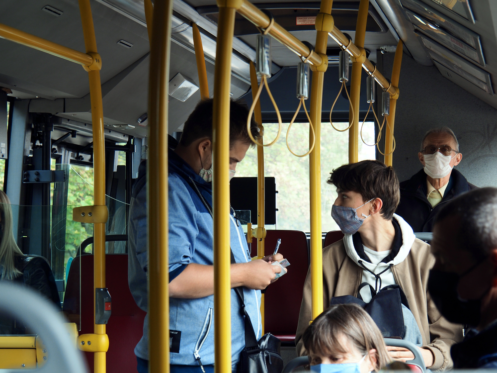 Kontrolerzy biletów w komunikacji miejskiej mogą nagrywać pasażerów, ale muszą ich o tym uprzedzić. Jest stanowisko Prezesa UODO