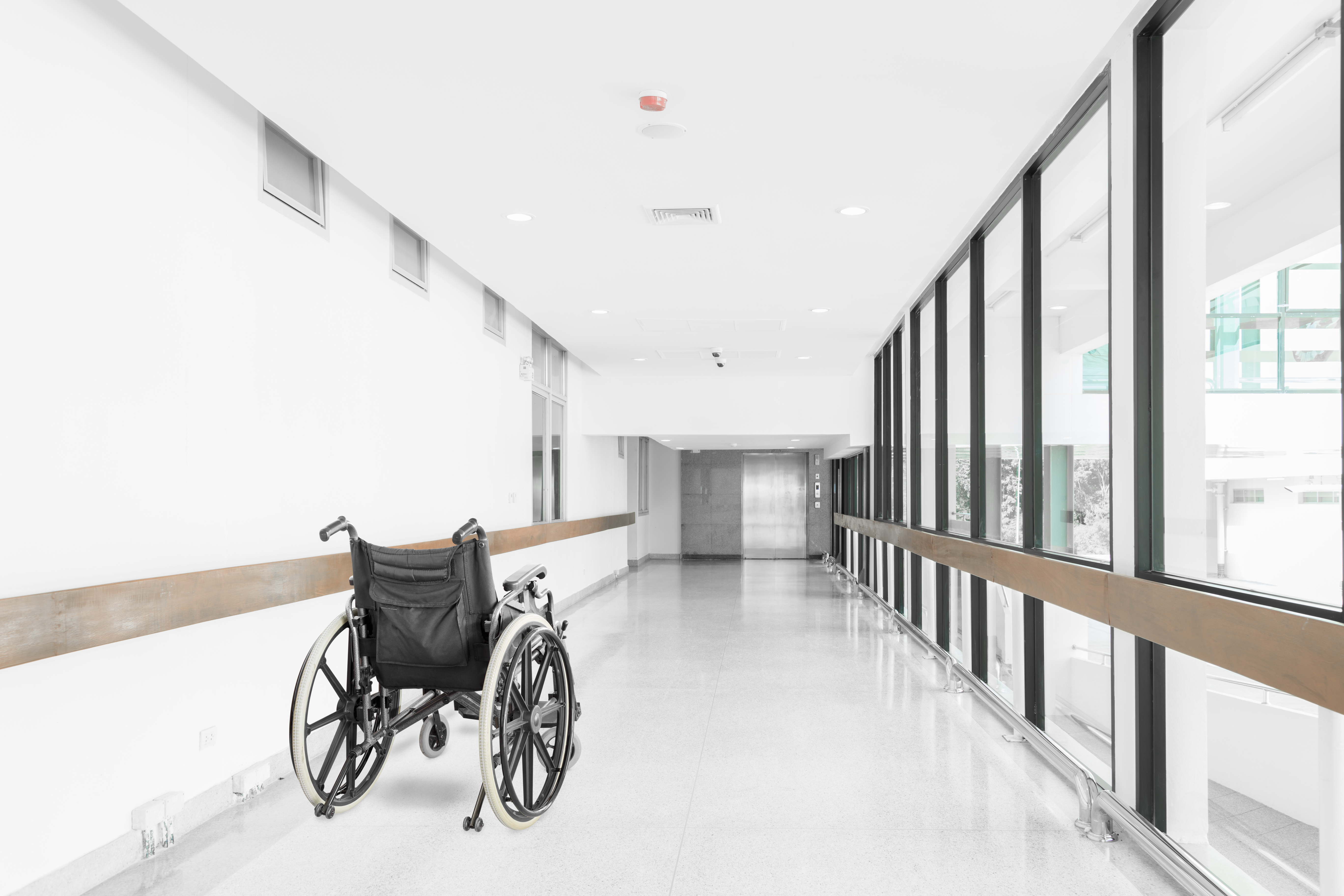 szpital wózek inwalidzki SMA rdzeniowy zanik mięśni leczenie SMA nusinersen Zolgensma rysdyplam terapie genowe choroby rzadkie badania przesiewowe noworodków neurologia dziecięca zdrowie dzieci leczenie kobiet w ciąży refundacja leków programy lekowe NFZ przełom w medycynie
