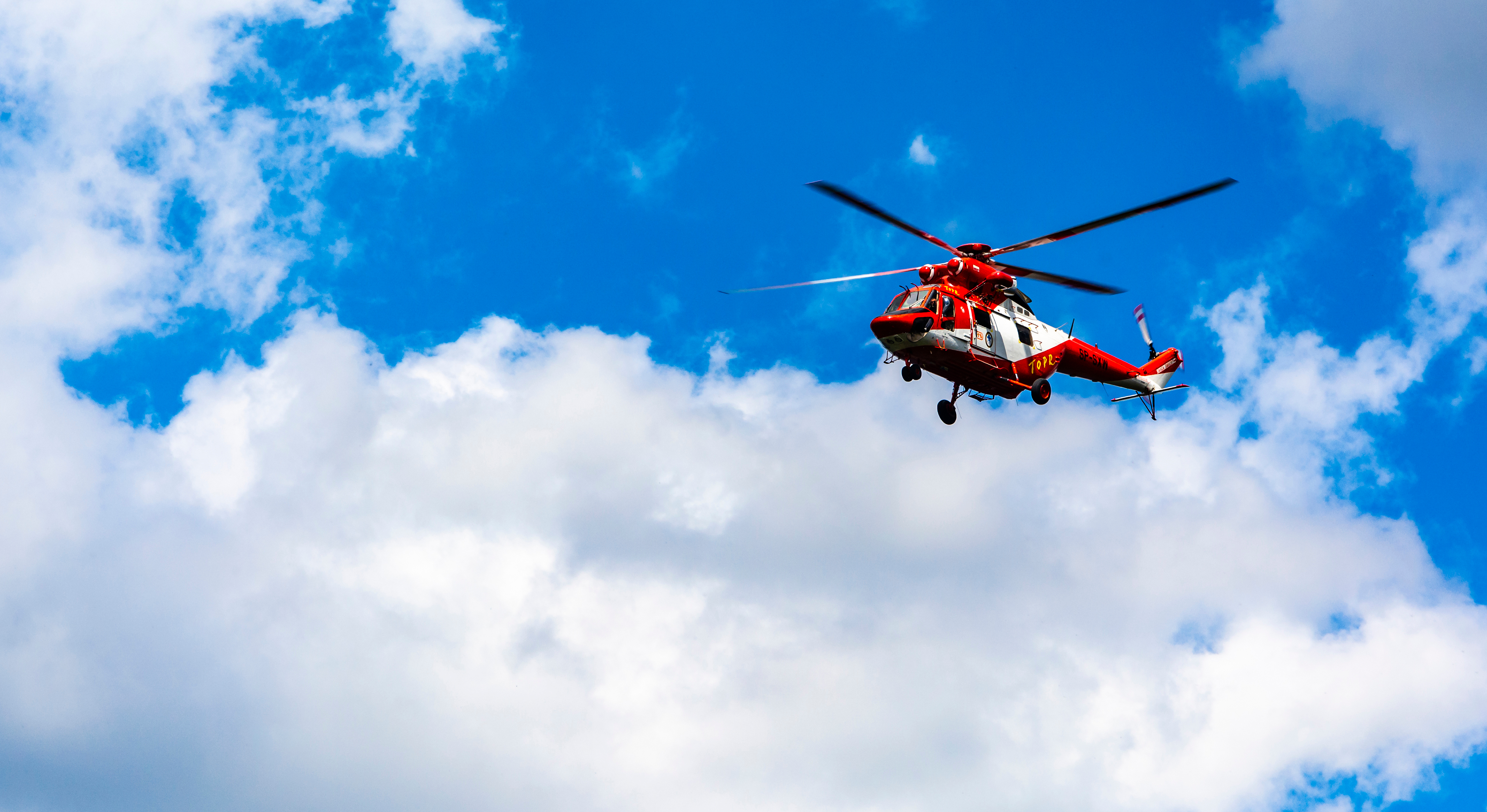 Śmigłowiec TOPR znów nad Tatrami – kluczowe wsparcie dla ratownictwa i zdrowia w górach