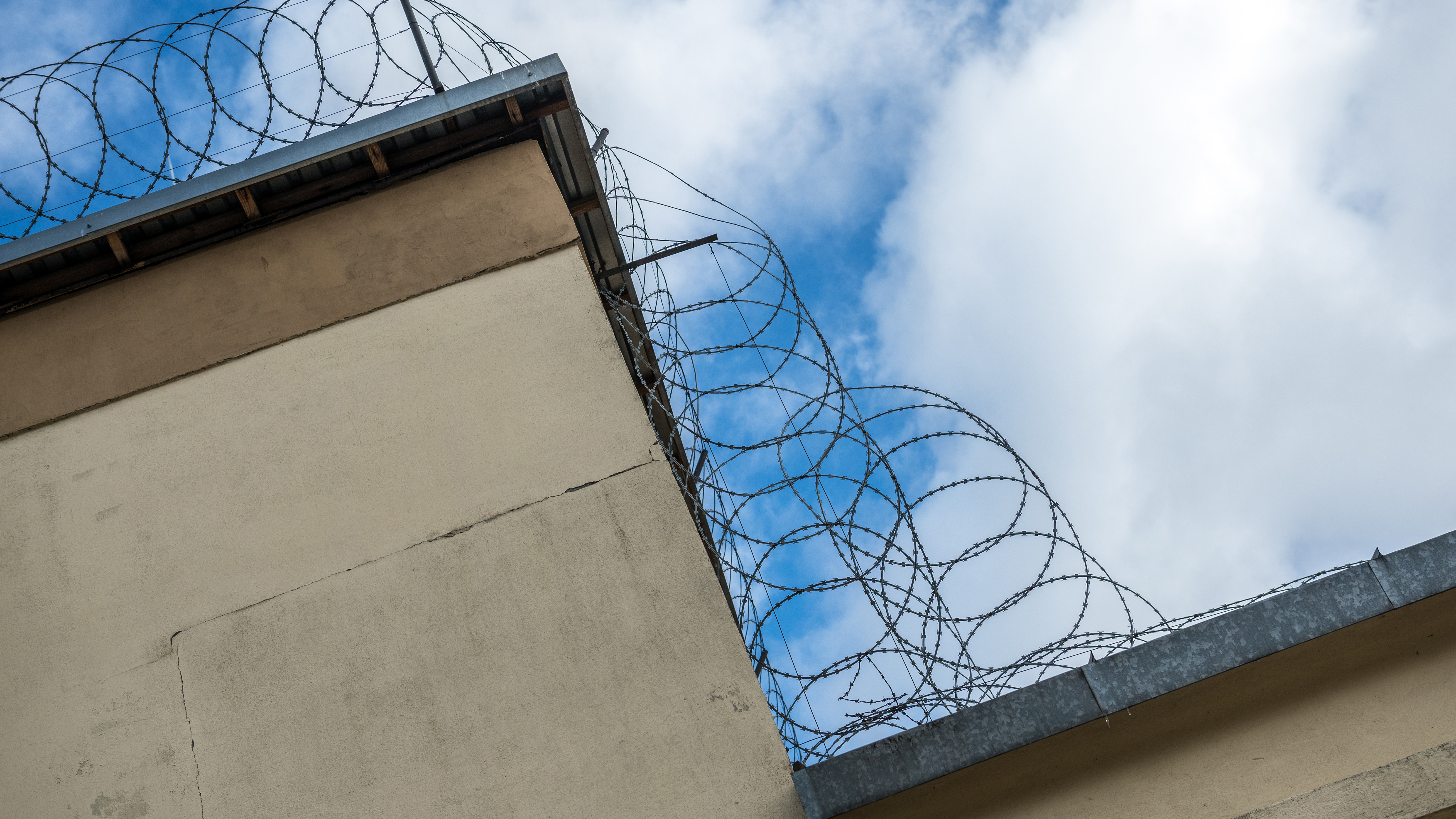 więzienie areszt mury drut kolczasty