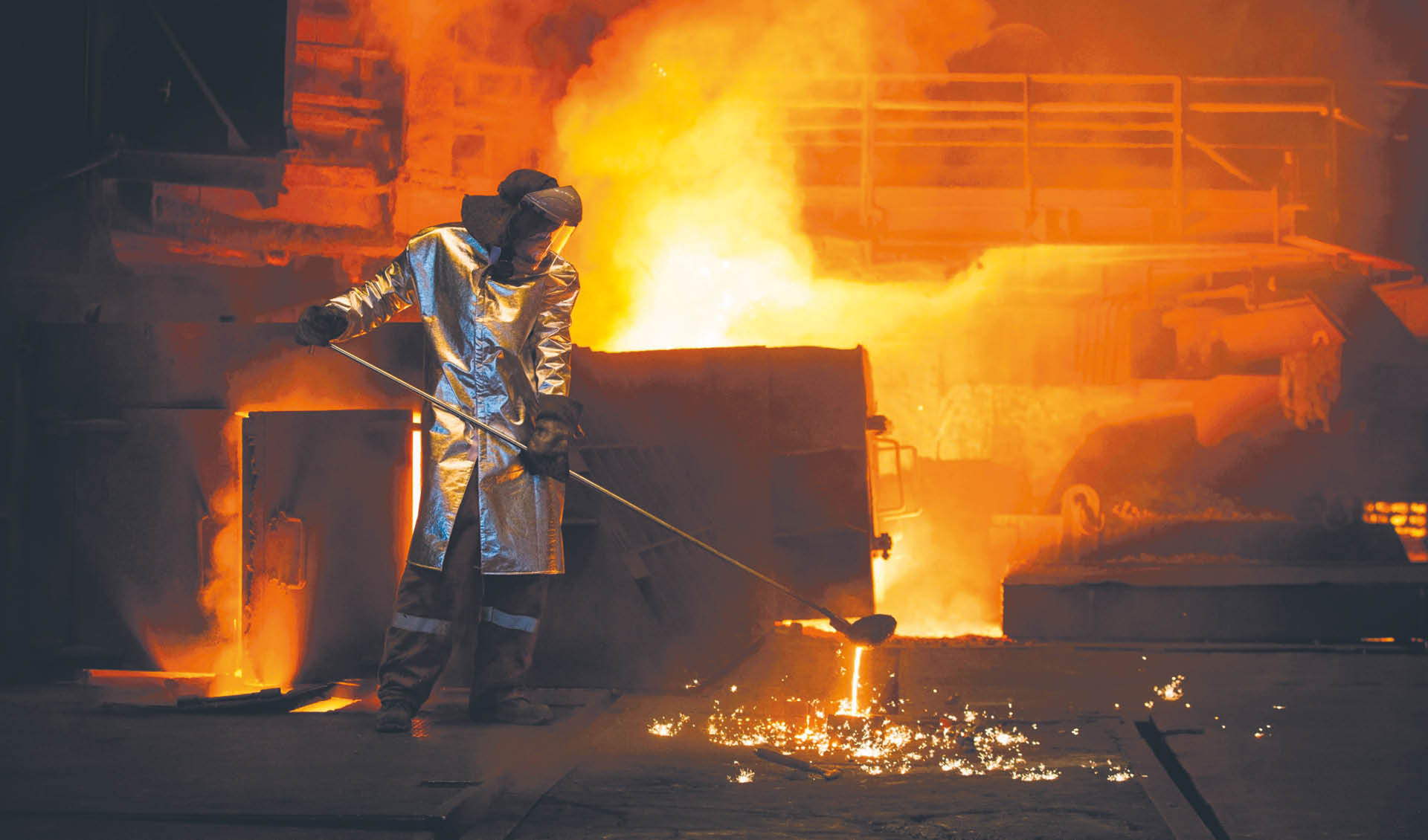 Globalna produkcja stali nadal spada