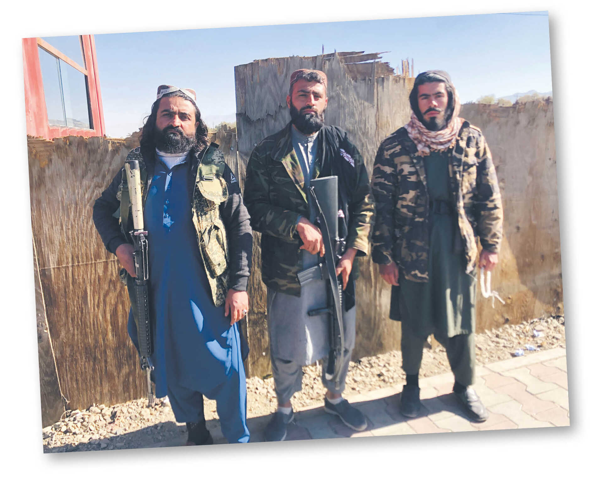 Talibowie z Wardaku pełniący wartę na obrzeżach Kabulu