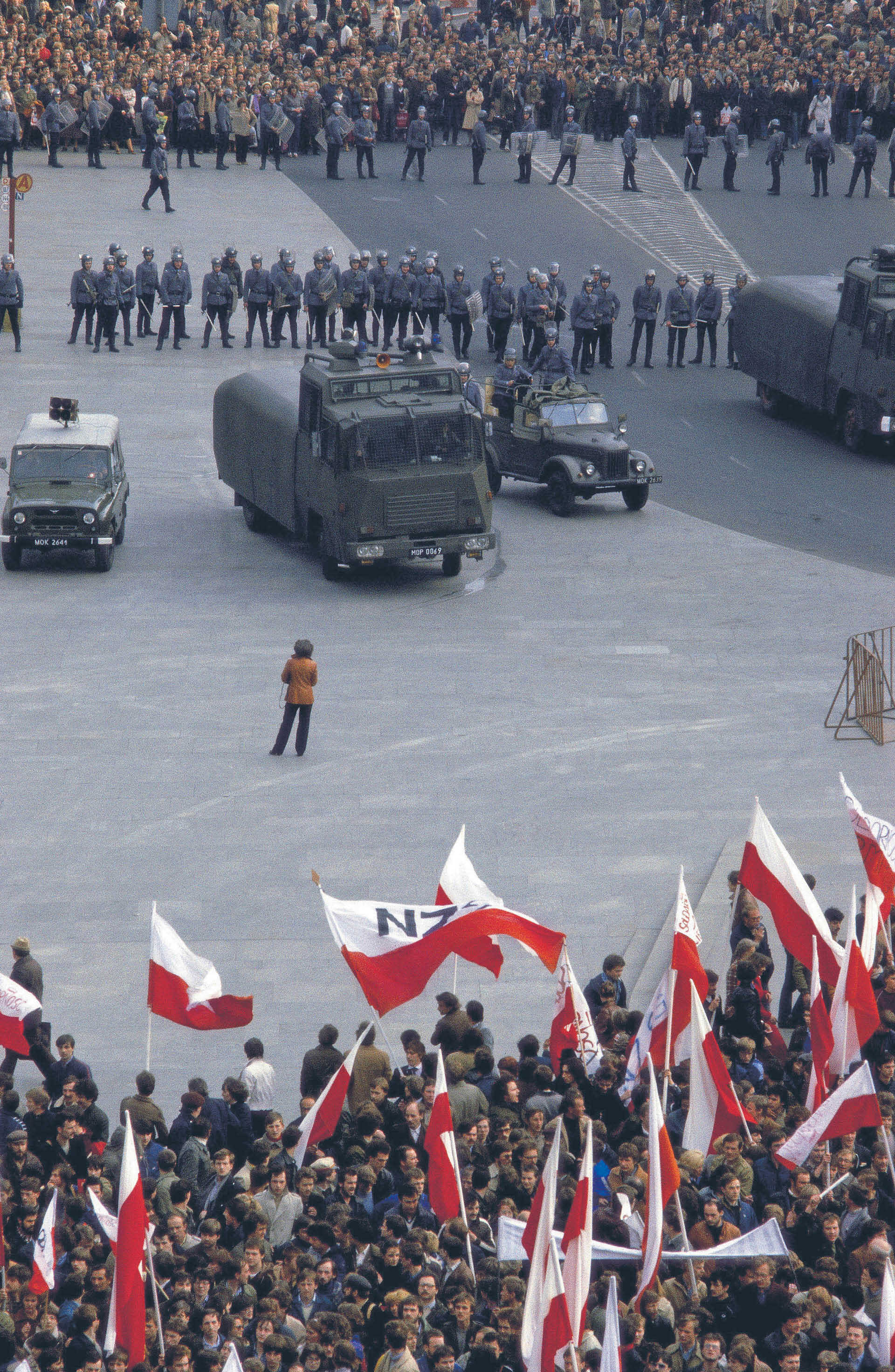 Demonstracja Solidarności na warszawskimpl. Zamkowym, 3 maja 1982 r.