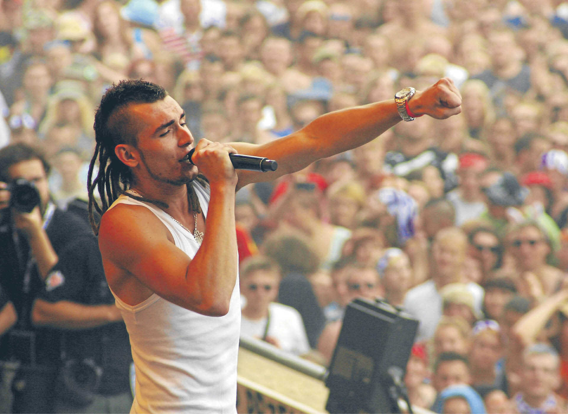Kamil Bednarek podczas koncertu na otwarcie Festiwalu Przystanek Woodstock w 2013 r.