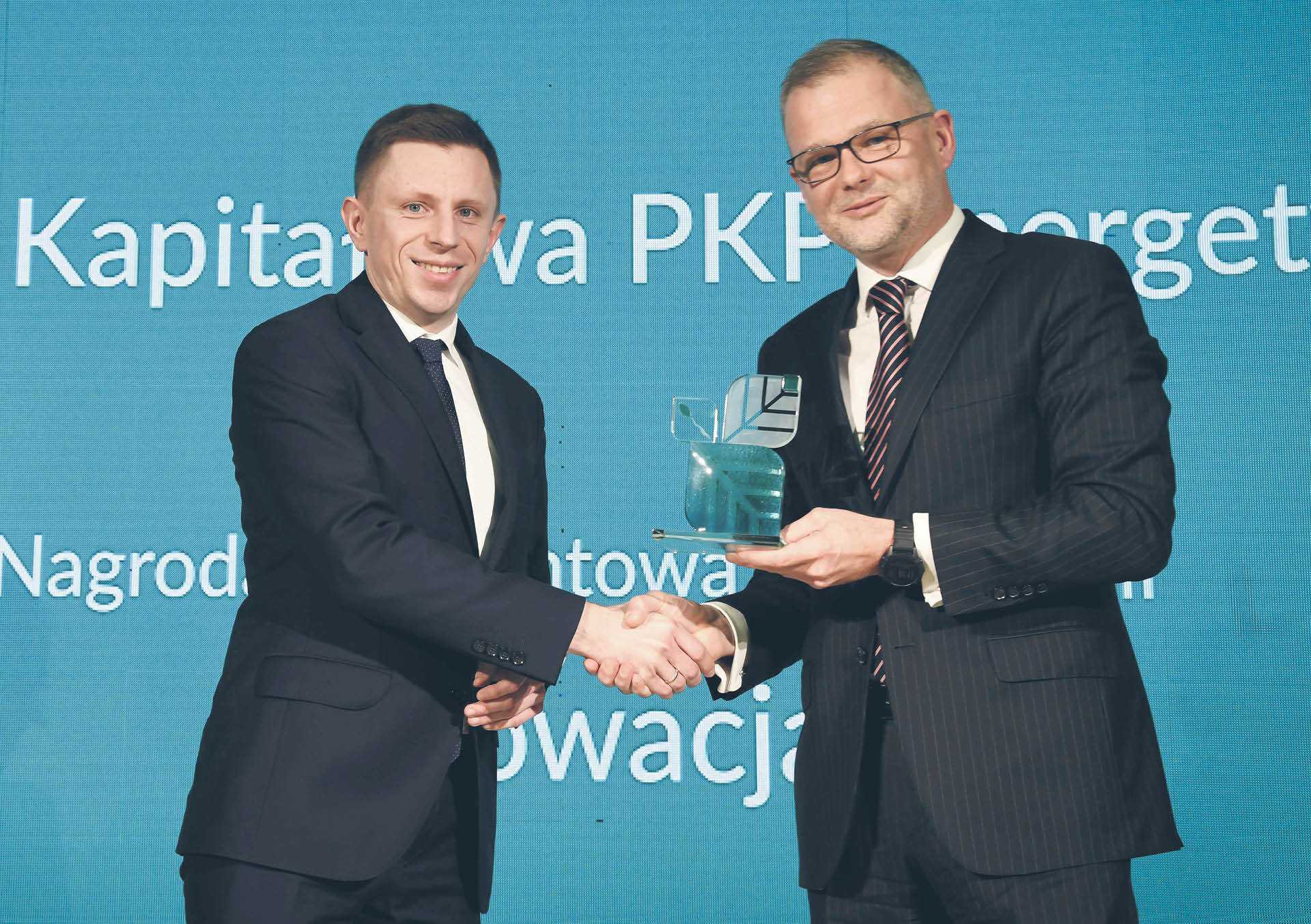 Nagrodę dla PKP Energetyka z rąk Krzysztofa Szułdrzyńskiego, partnera w PwC Polska (z prawej), odebrał Grzegorz Siwek z PKP Energetyka