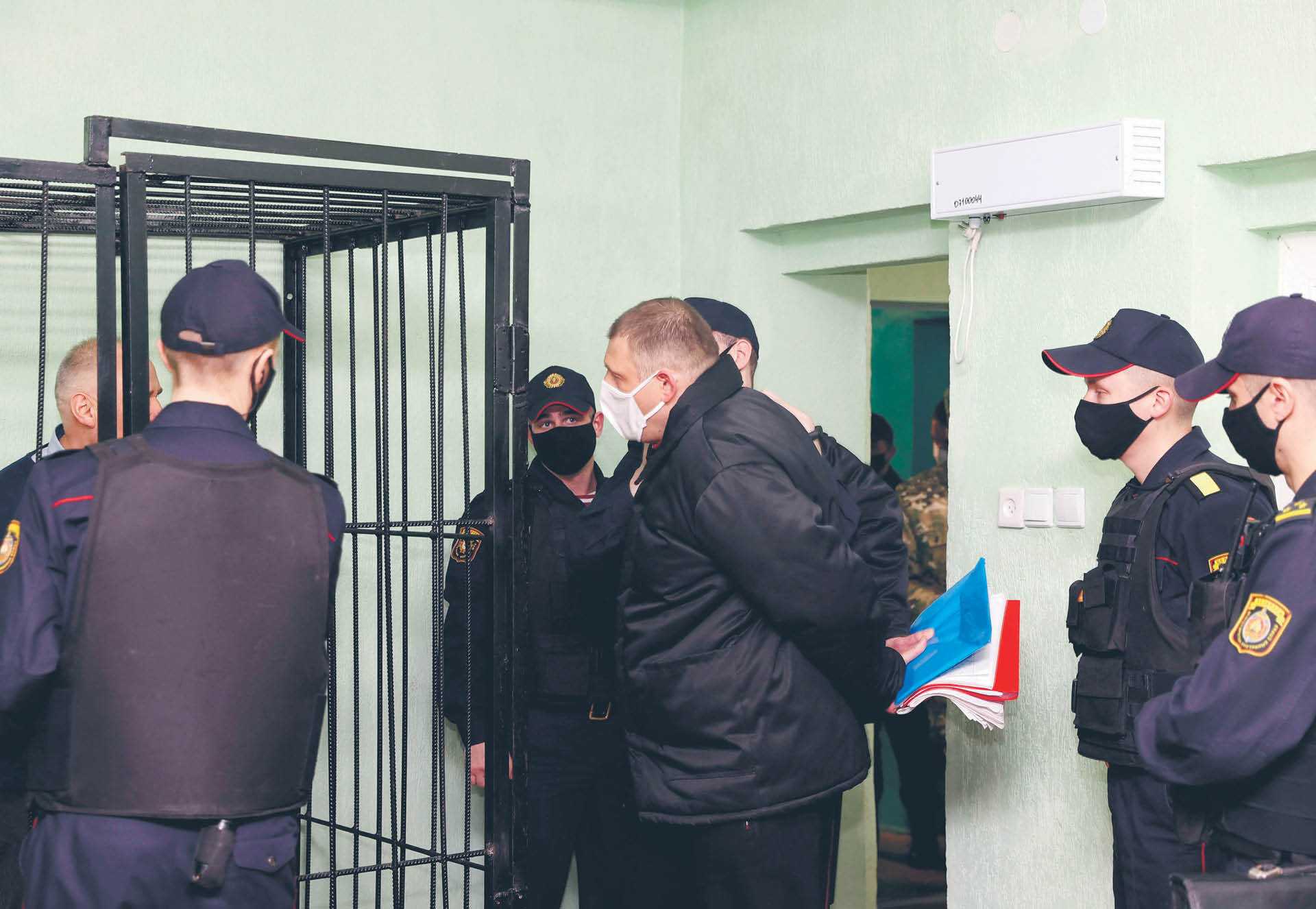 18 lat kolonii karnej – taki wyrok usłyszał Siarhiej Cichanouski, mąż liderki opozycji Swiatłany. Na zdjęciu eskortowany przez funkcjonariuszy przed wyrokiem