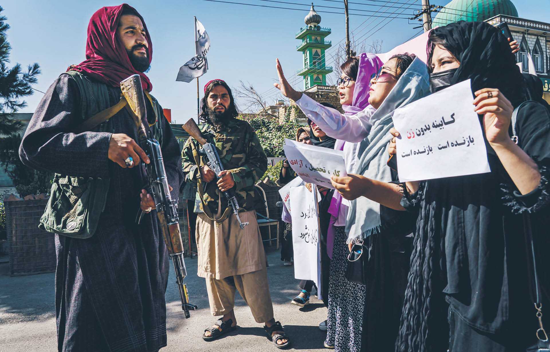 8 września 2021 r., Talibowie blokują marsz protestujących przeciwko uformowaniu rządu bez kobiet i przedstawicieli mniejszości etnicznych
