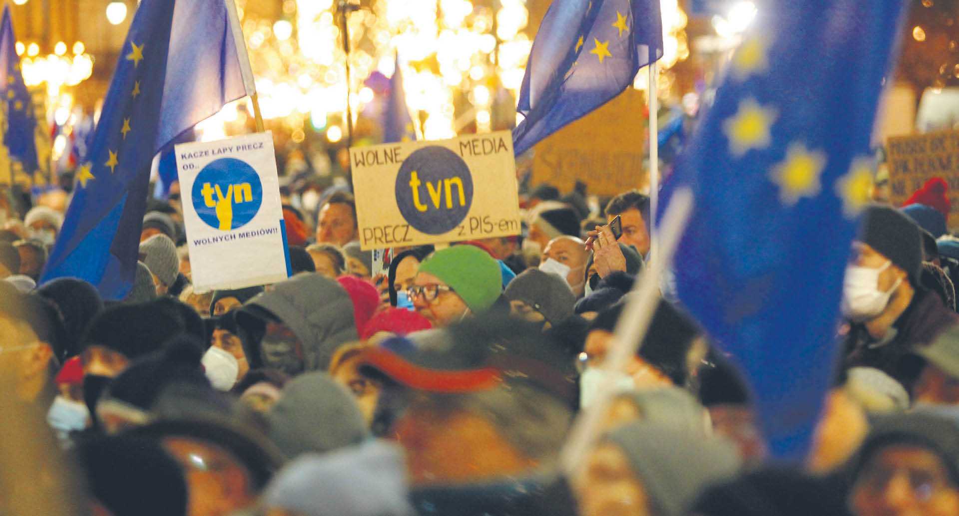 Właściciele TVN zapowiadają, że będą bronić swoich interesów i użyją do tego wszystkich środków prawnych (na zdj. protestujący w Warszawie)