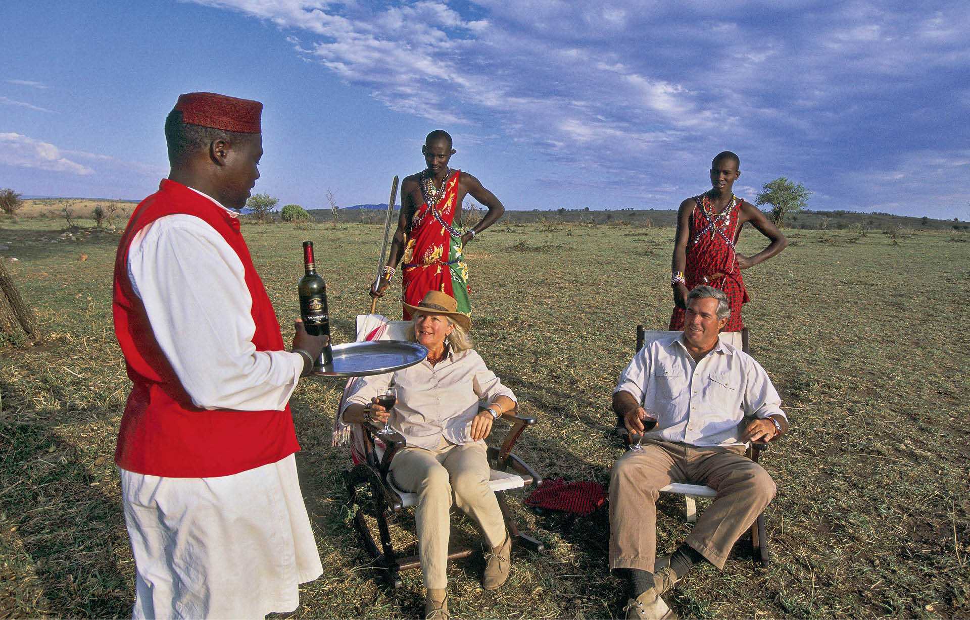 Brytyjscy turyści na safari „w starym stylu” w kenijskim rezerwacie Masai Mara