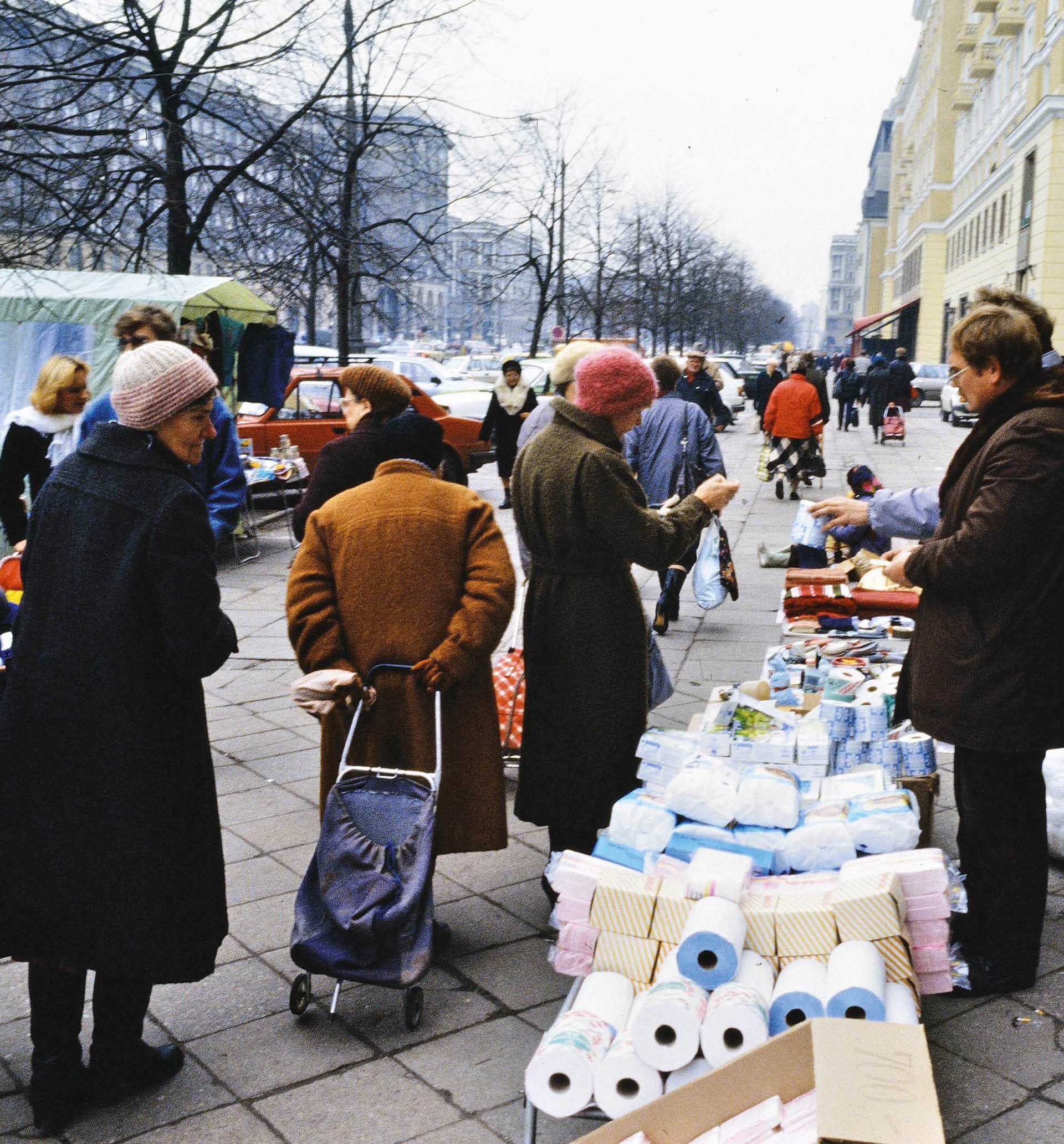 Handel na ulicach Warszawy w 1990 r.