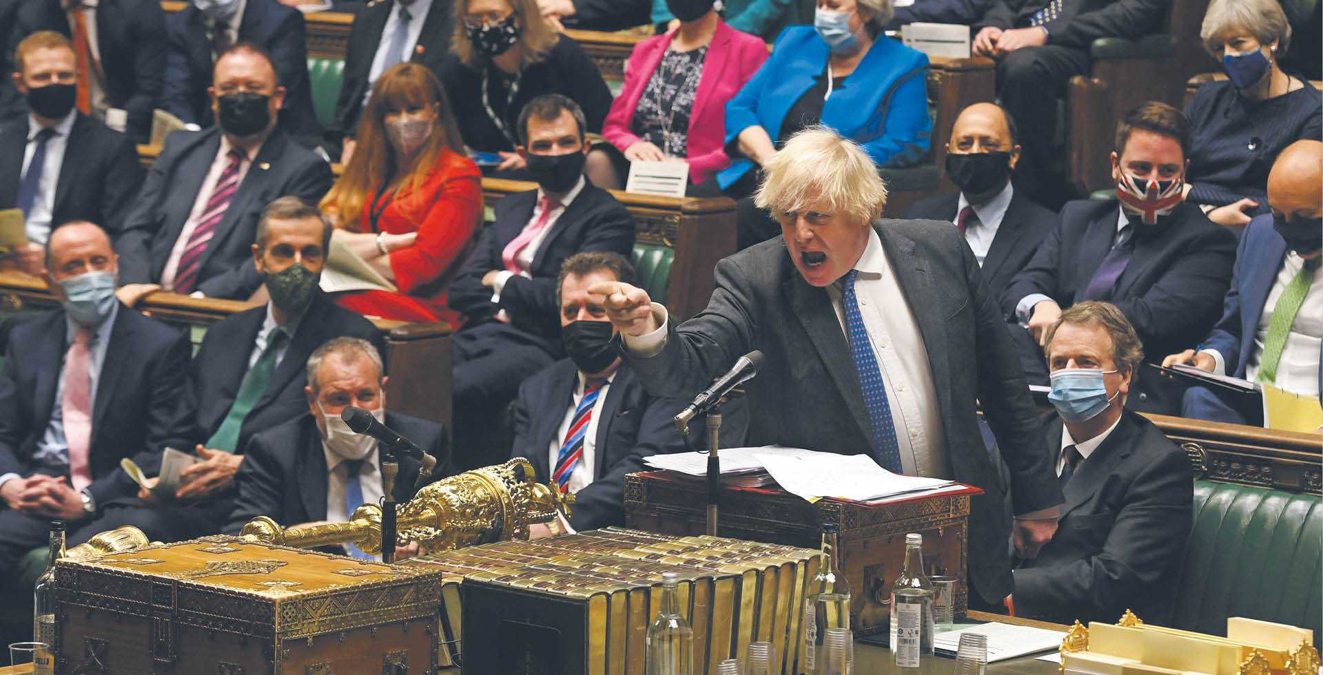 Brytyjski premier (stoi na zdjęciu) dotychczas wychodził obronną ręką z każdego skandalu
