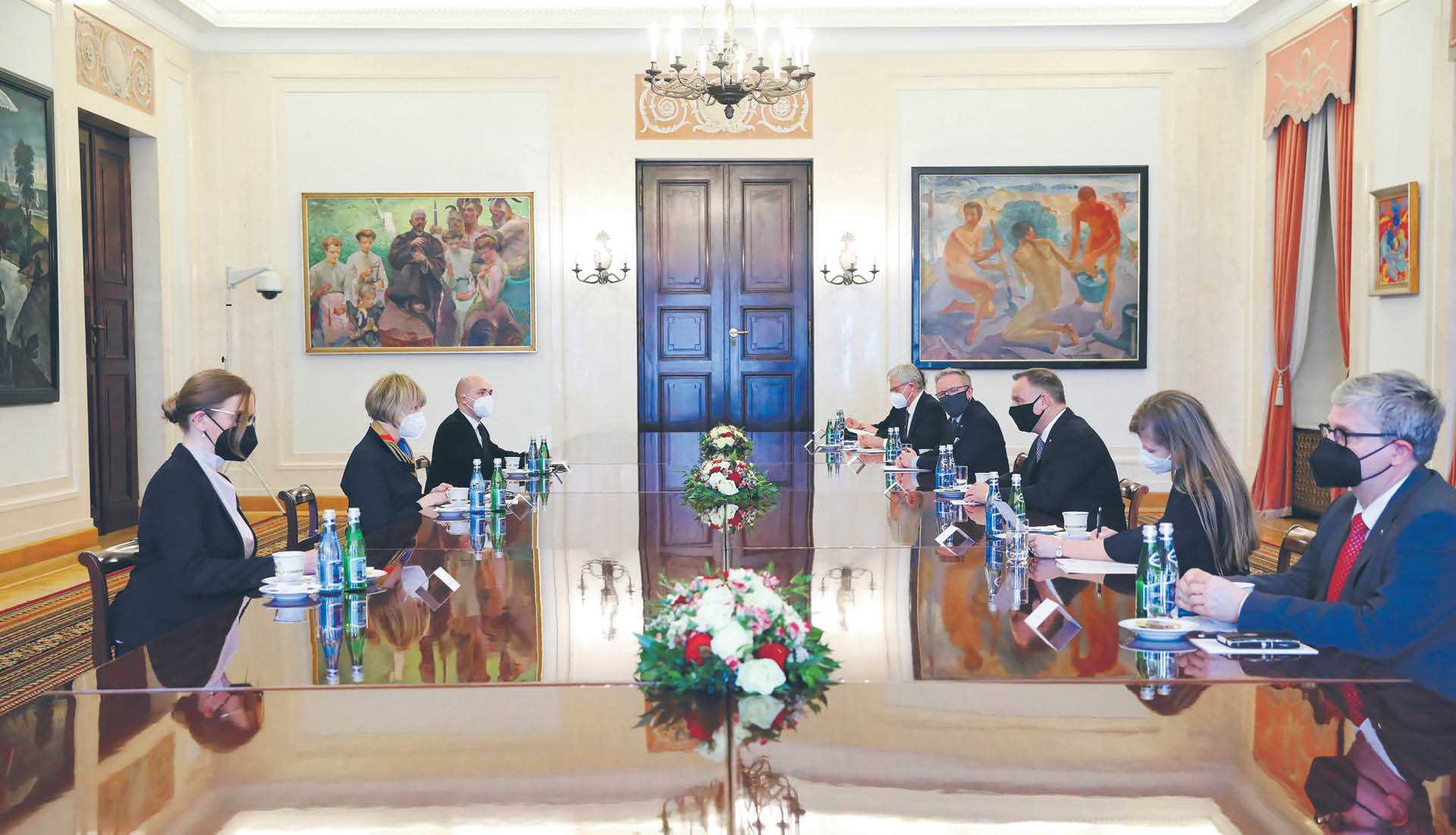 Polskie priorytety w OBWE prezydent Andrzej Duda przedstawiał Heldze Schmid, sekretarz generalnej orga• izacji, (druga z lewej) podczas jej wizyty w Warszawie wiosną 2021 r.
