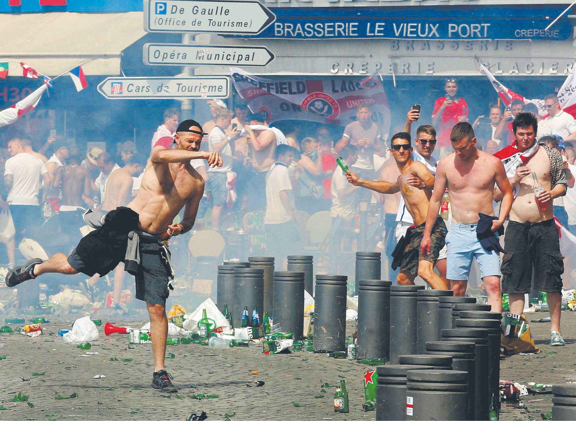 Kibice Anglii demolują Marsylię podczas Euro 2016