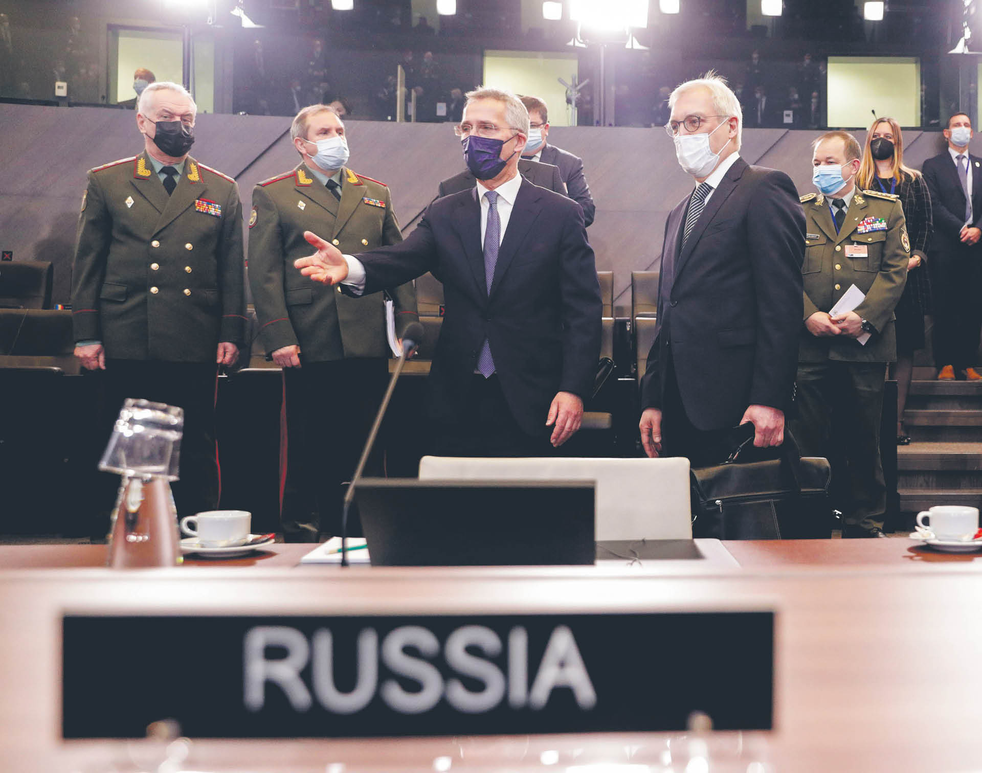 Wiceszef MSZ Rosji Aleksandr Gruszko (po prawej) i szef NATO