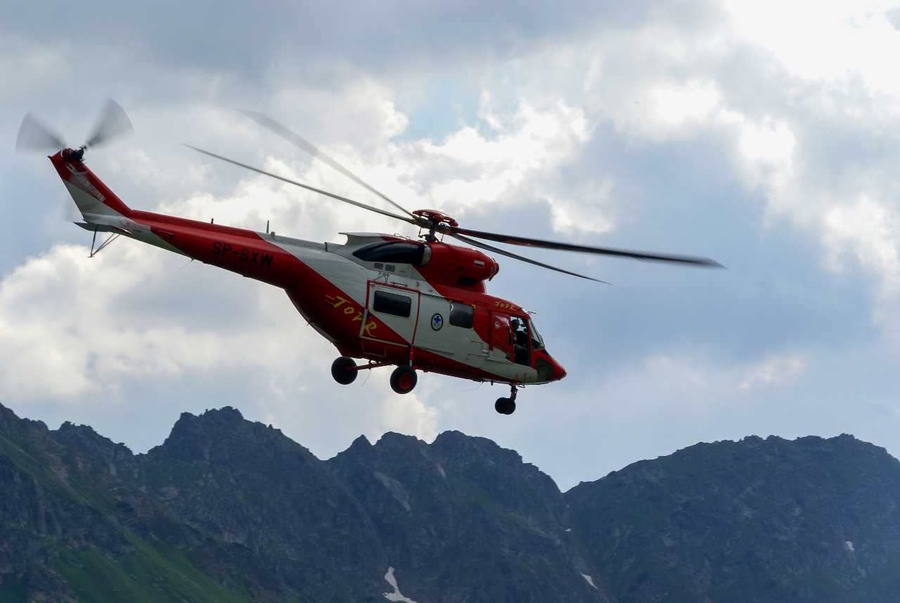 śmigłowiec TOPR Tatry ratownictwo górskie śmigłowiec ratunkowy W-3A Sokół bezpieczeństwo w górach turystyka górska MSWiA zdrowie i bezpieczeństwo