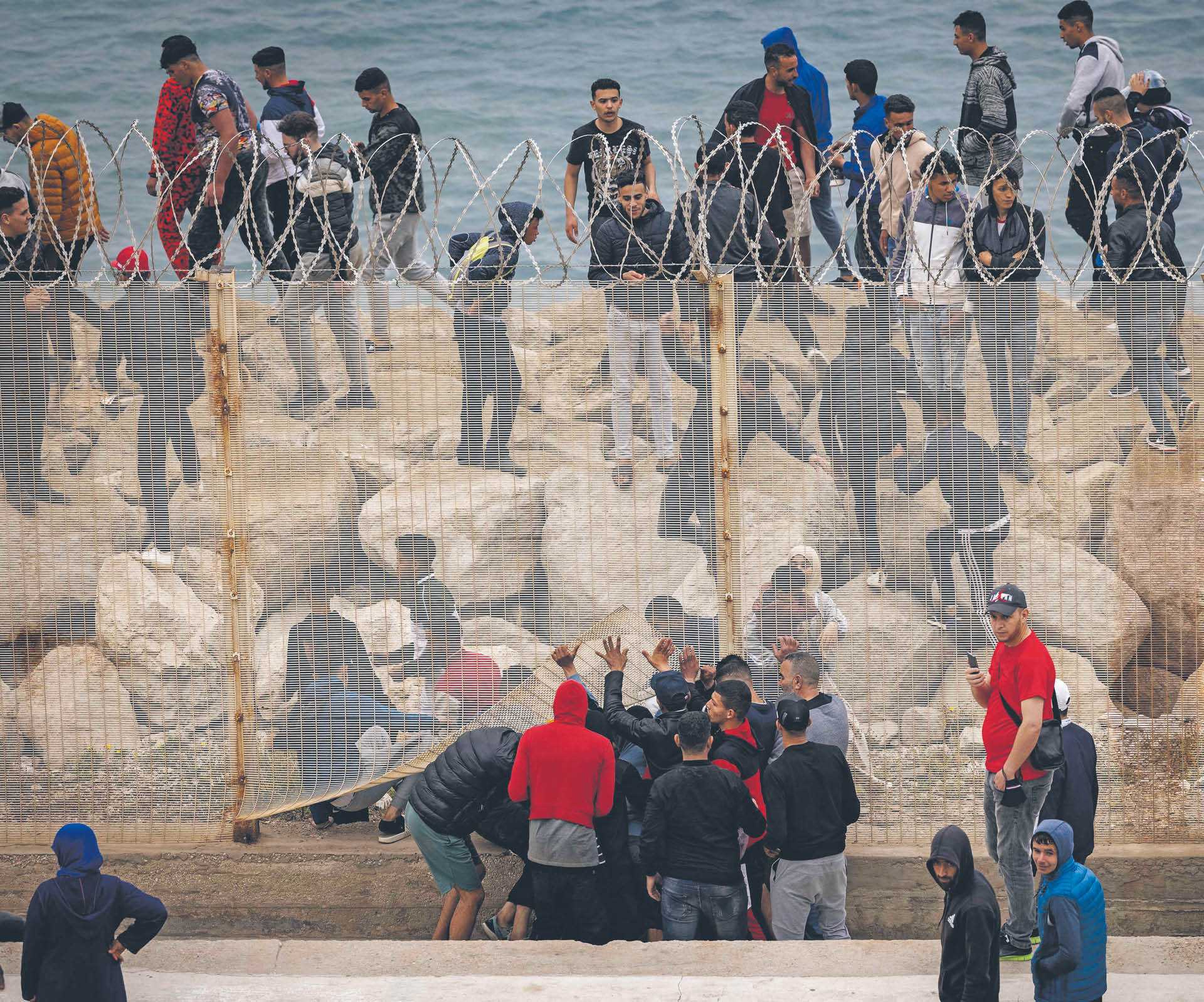 Marokańscy migranci próbujący przedostać się do hiszpańskiej Ceuty