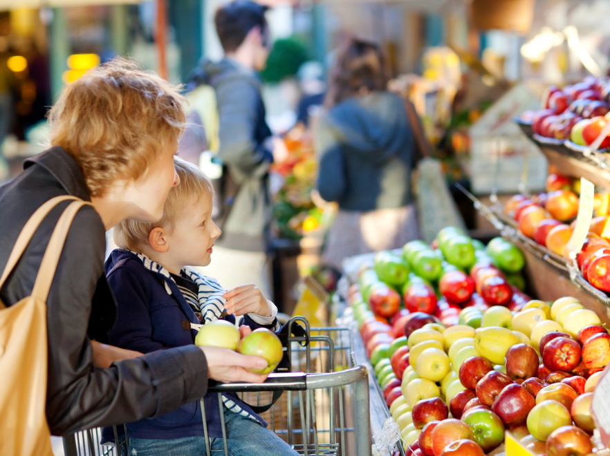 Sklep. Zakupy spożywcze. Owoce.