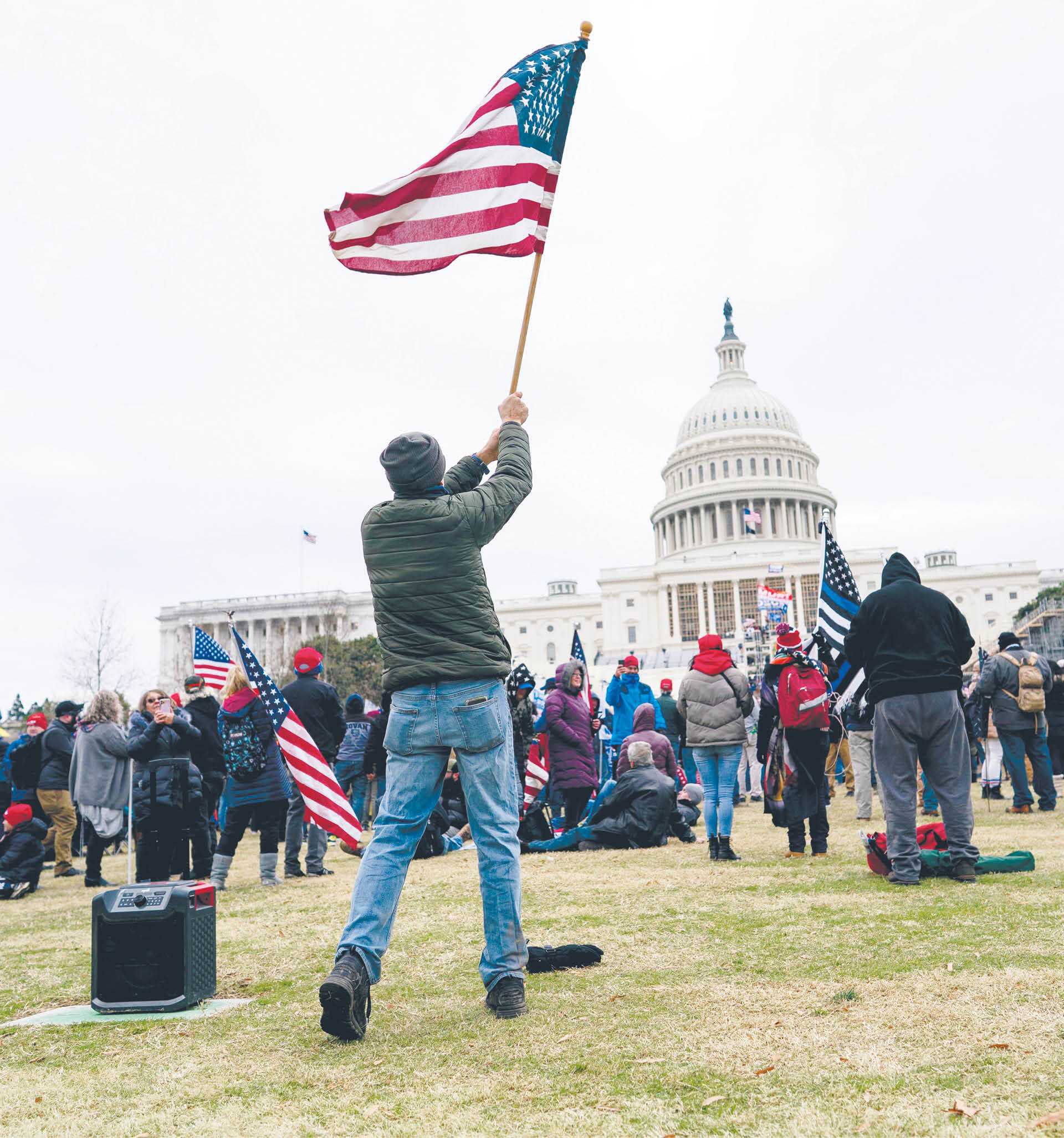 6 stycznia 2021 r., tłumy zwolenników Donalda Trumpa gromadzą się przed Kapitolem. Kilka godzin później budynek zostaje zaatakowany