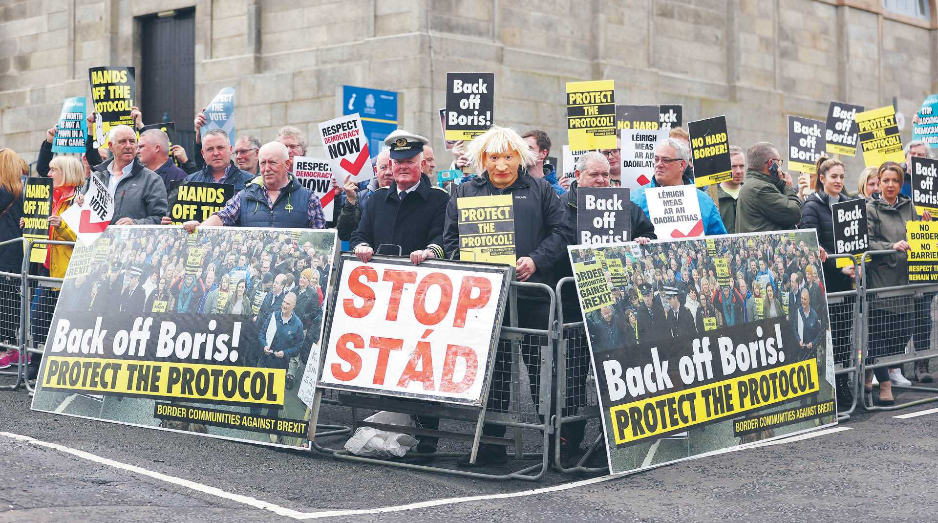 Protest przeciwników brexitu podczas wizyty premiera Wielkiej Brytanii Borisa Johnsona w Irlandii Północnej, 16 maja 2022 r.