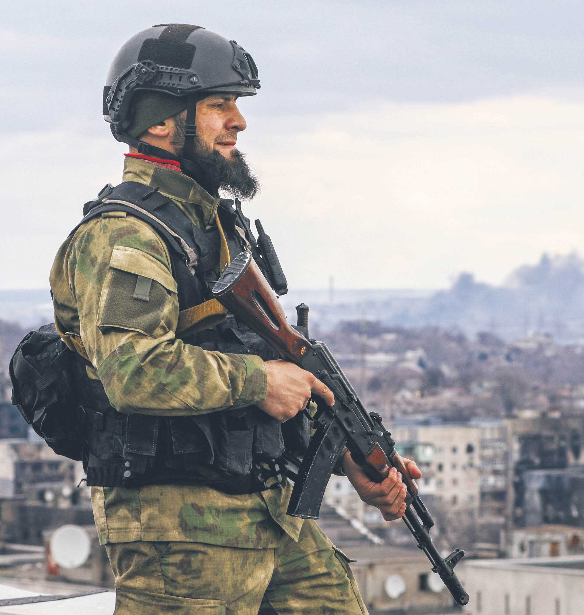 Czeczeński żołnierz ze specjalnej jednostki szybkiego reagowania „Achmat” w Mariupolu, 4 kwietnia 2022 r. fot. Sergei Bobylev/TASS/Forum