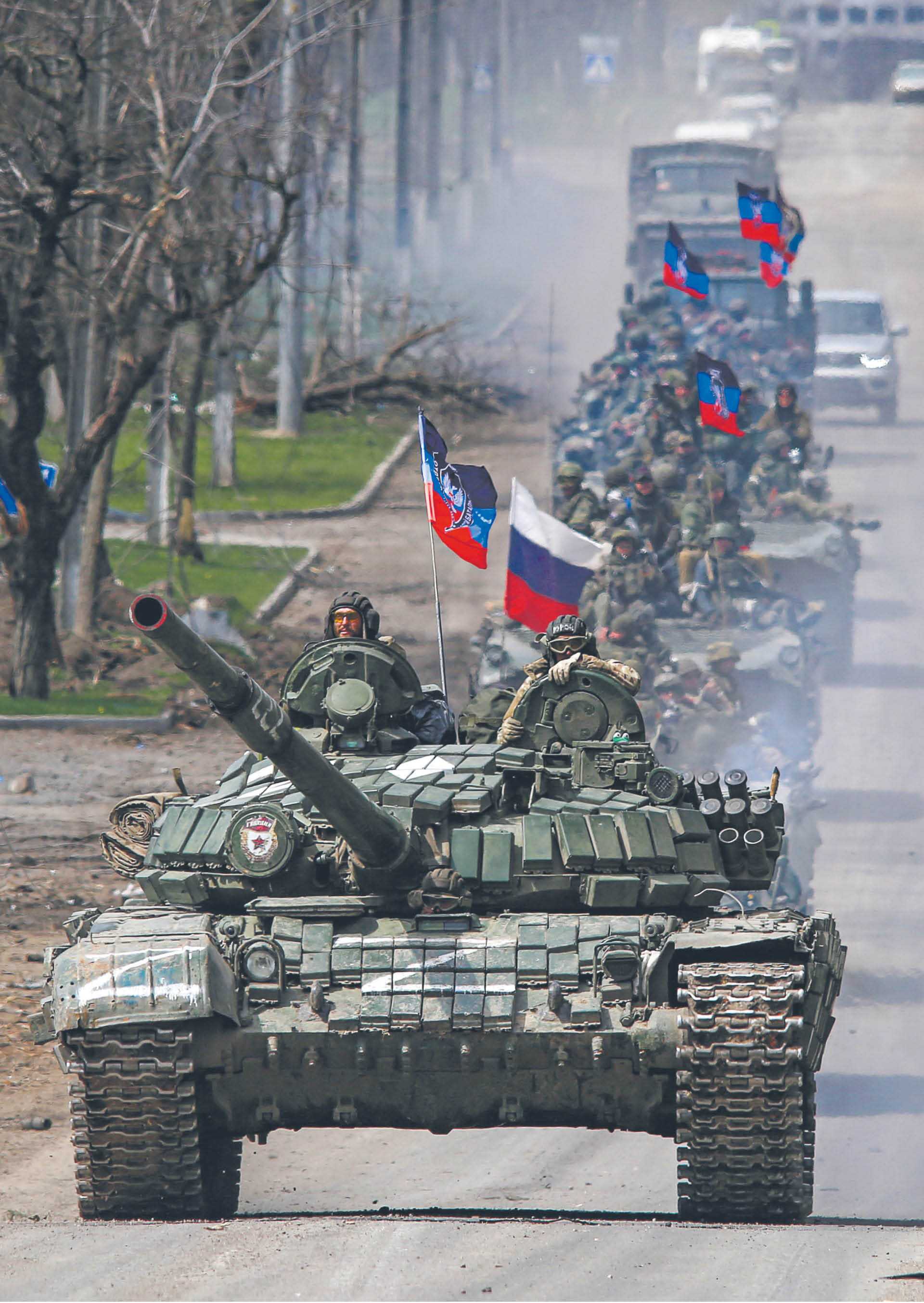 Kreml ma jeszcze z czego finansować wojnę. Rosyjska kolumna pancerna na ulicach Mariupola 21 kwietnia 2022 r.