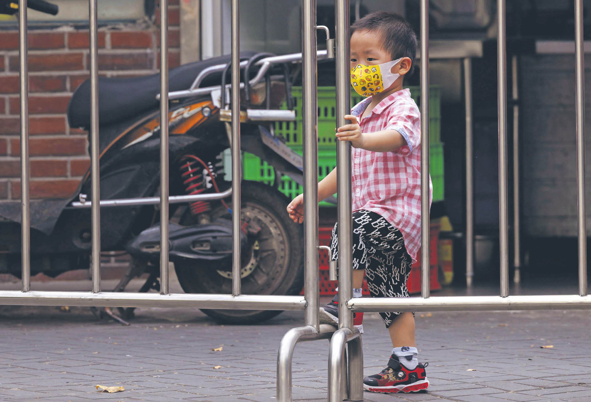 Chłopiec przed ośrodkiem kwarantanny, Szanghaj, 21 czerwca 2022 r.
