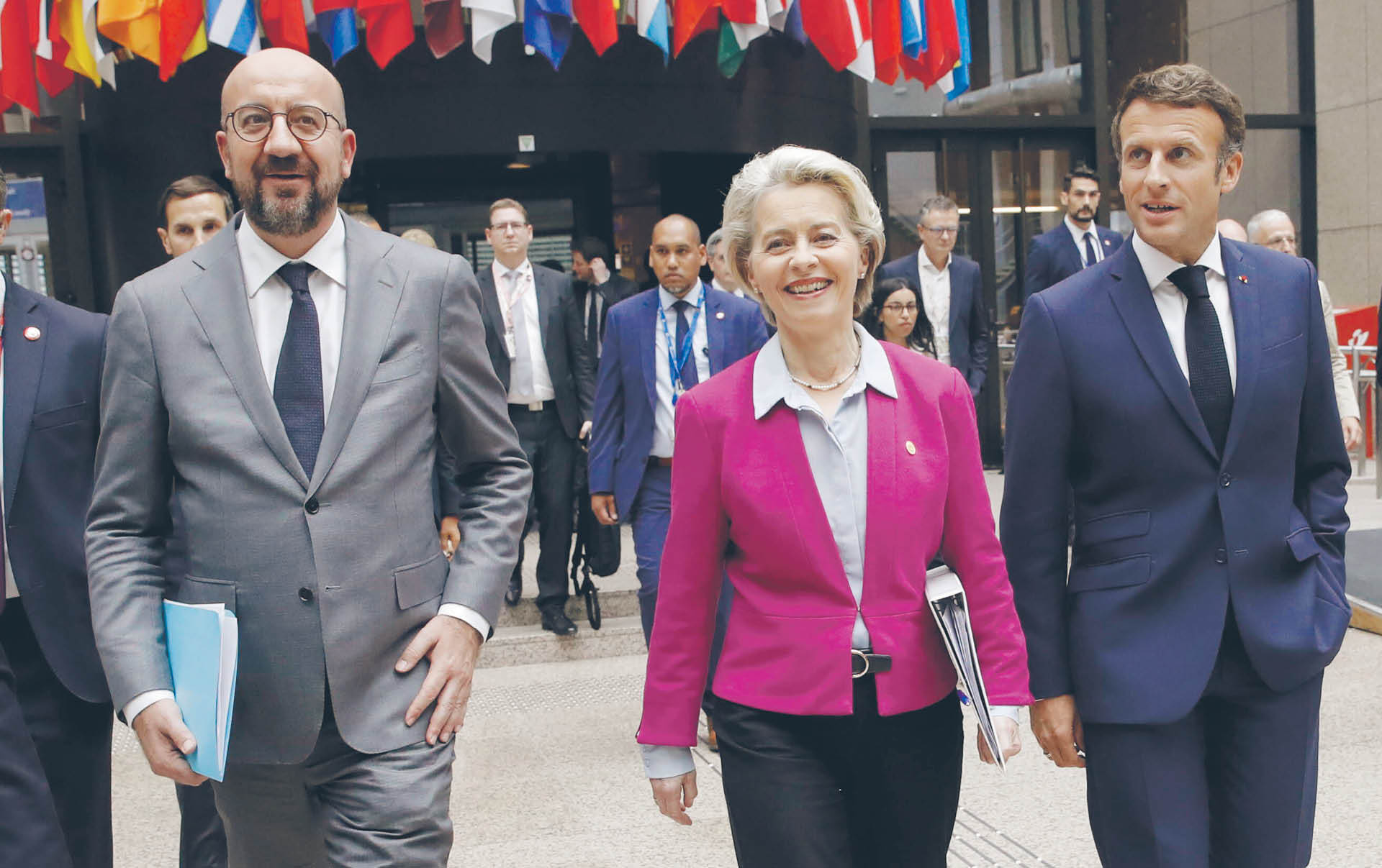 Szefowie Rady Europejskiej Charles Michel i Komisji Europejskiej Ursula von der Leyen oraz Emmanuel Macron, prezydent Francji sprawującej obecnie przewodnictwo w Radzie UE, podczas ubiegłotygodniowego szczytu Wspólnoty w Brukseli