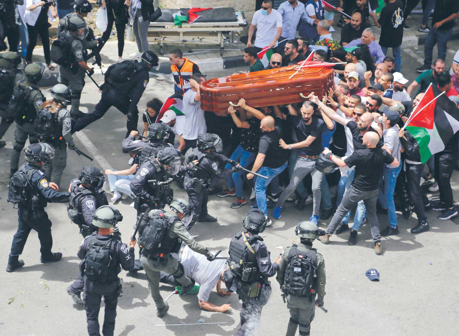Interwencja izraelskiej policji podczas pogrzebu Szirin Abu Akleh. Wschodnia Jerozolima, 13 maja 2022 r.