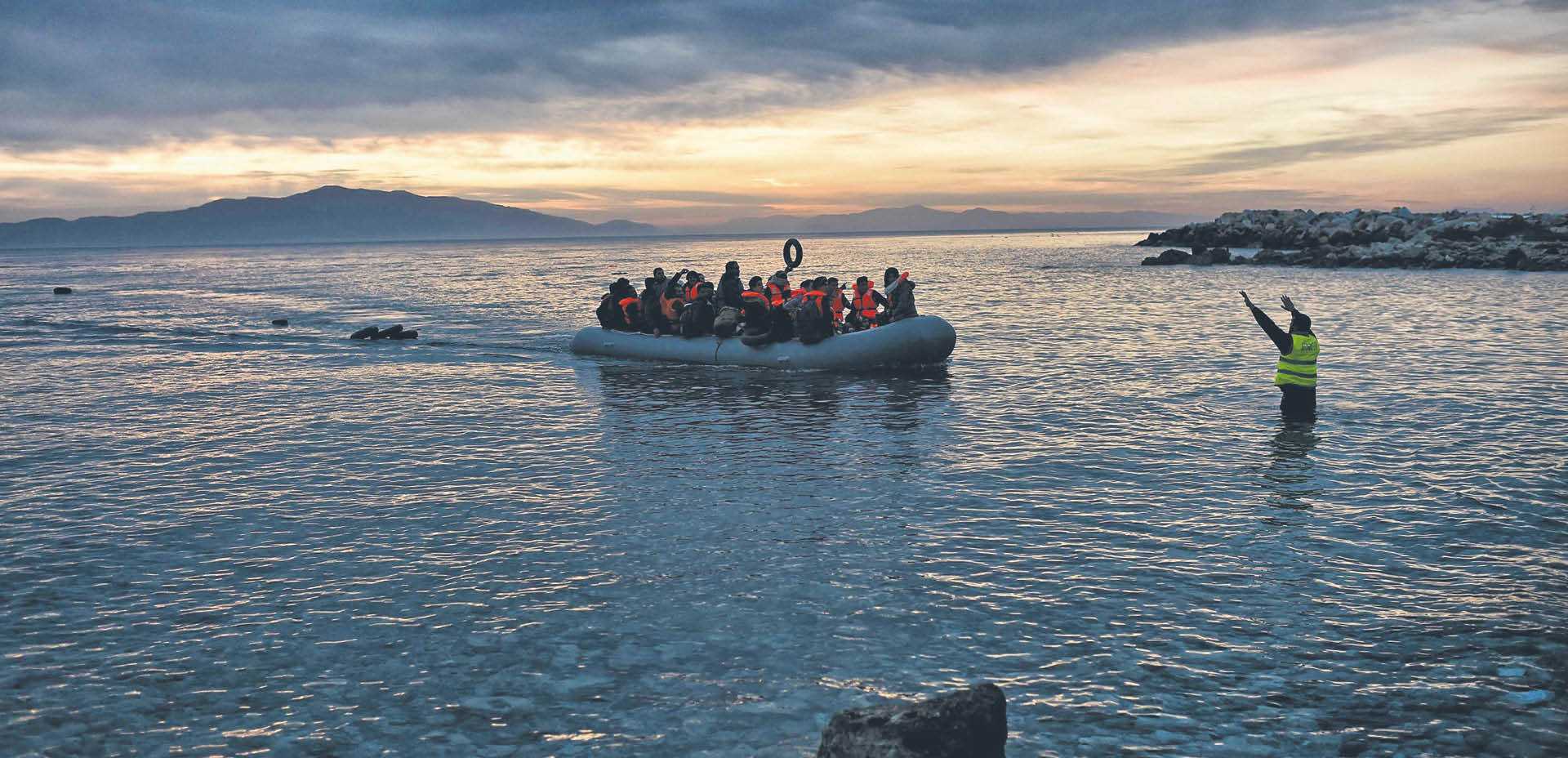 Ponton z migrantami nieopodal Mityleny na greckiej wyspie Lesbos