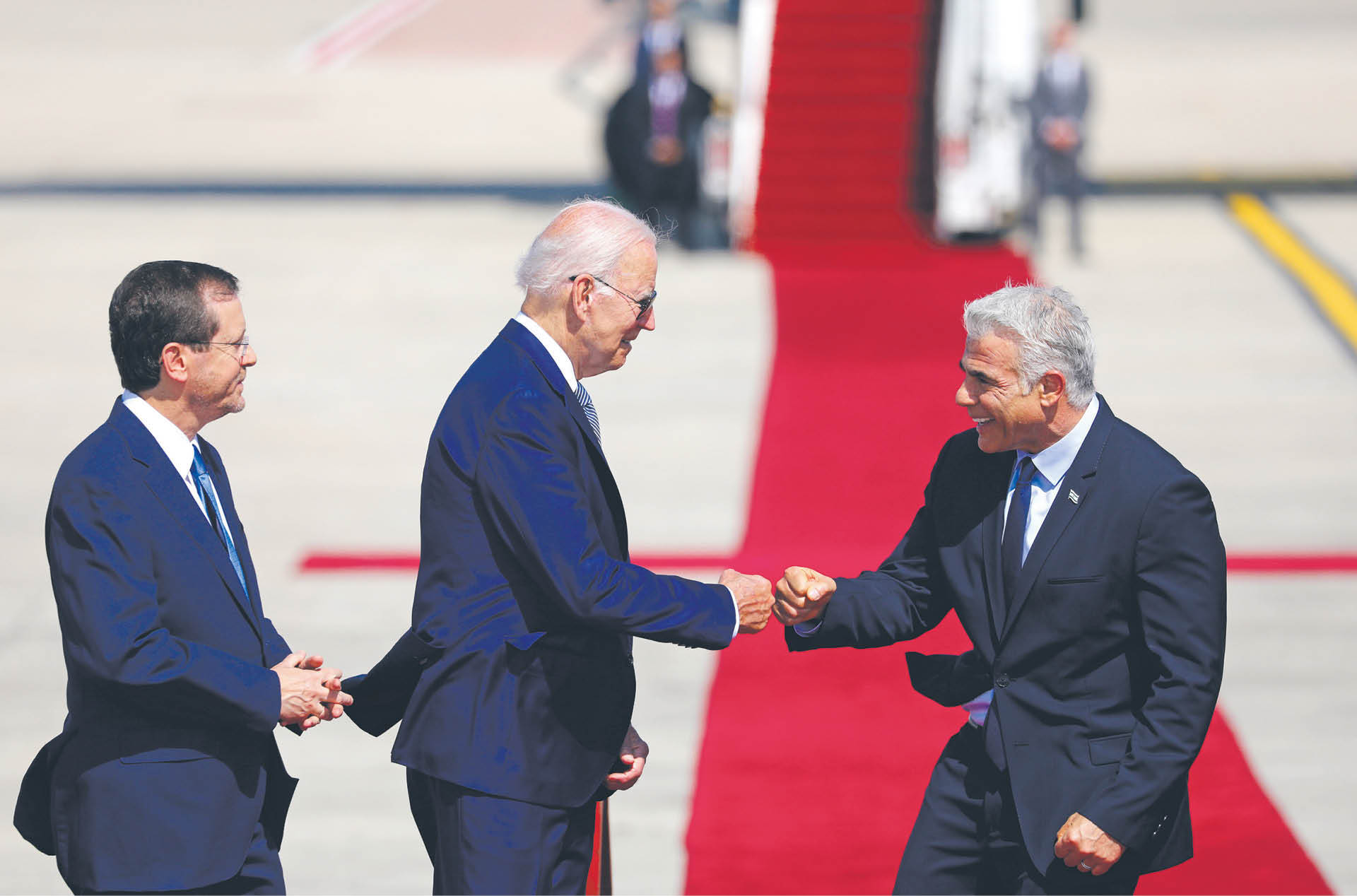 Premier Izraela Ja'ir Lapid i prezydent Jicchak Herzog witają Joego Bidena.13 lipca 2022 r.