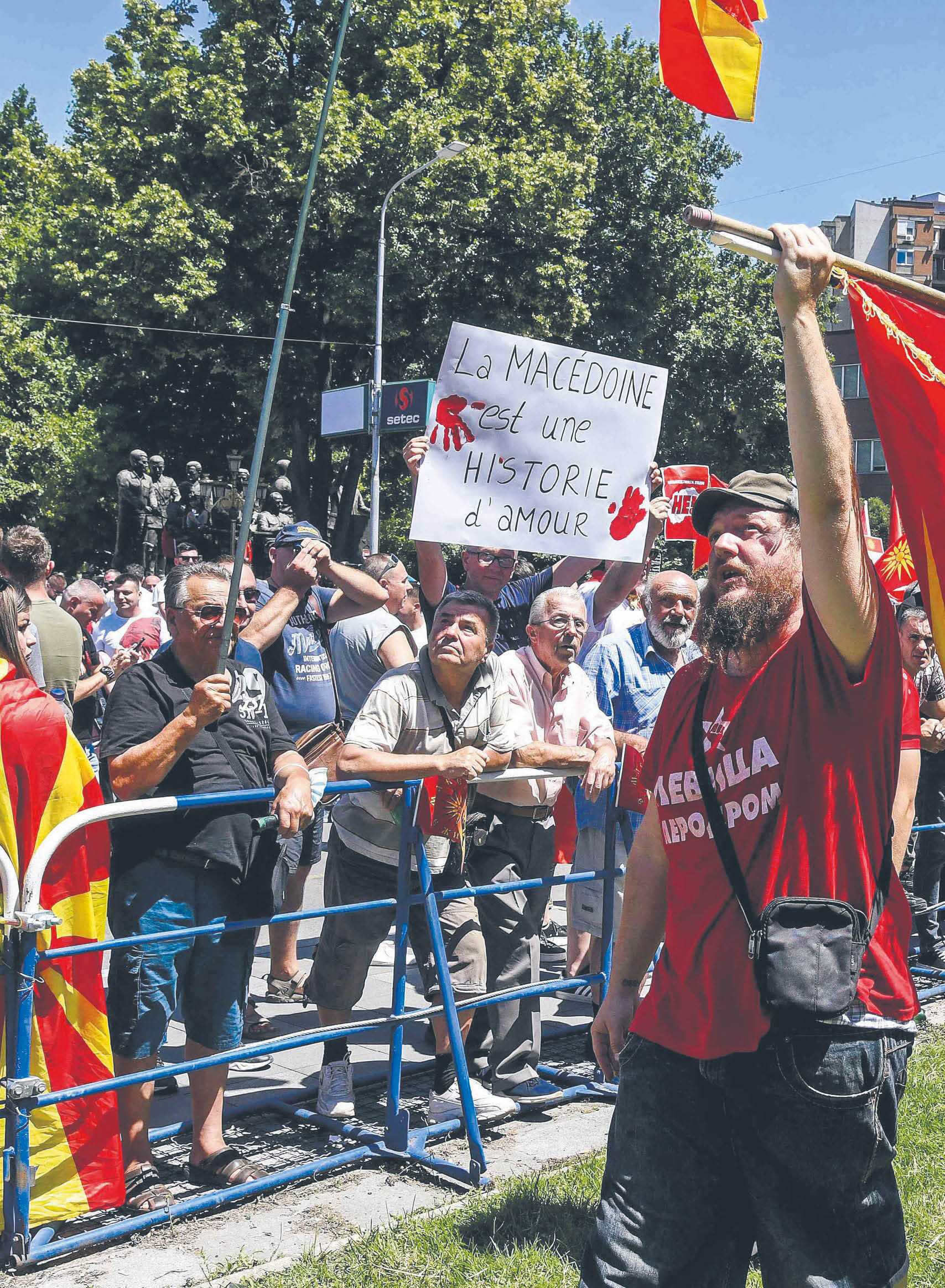 Manifestacja przed parlamentem w Skopje podczas wizyty szefowej KE 14 lipca 2022 r.