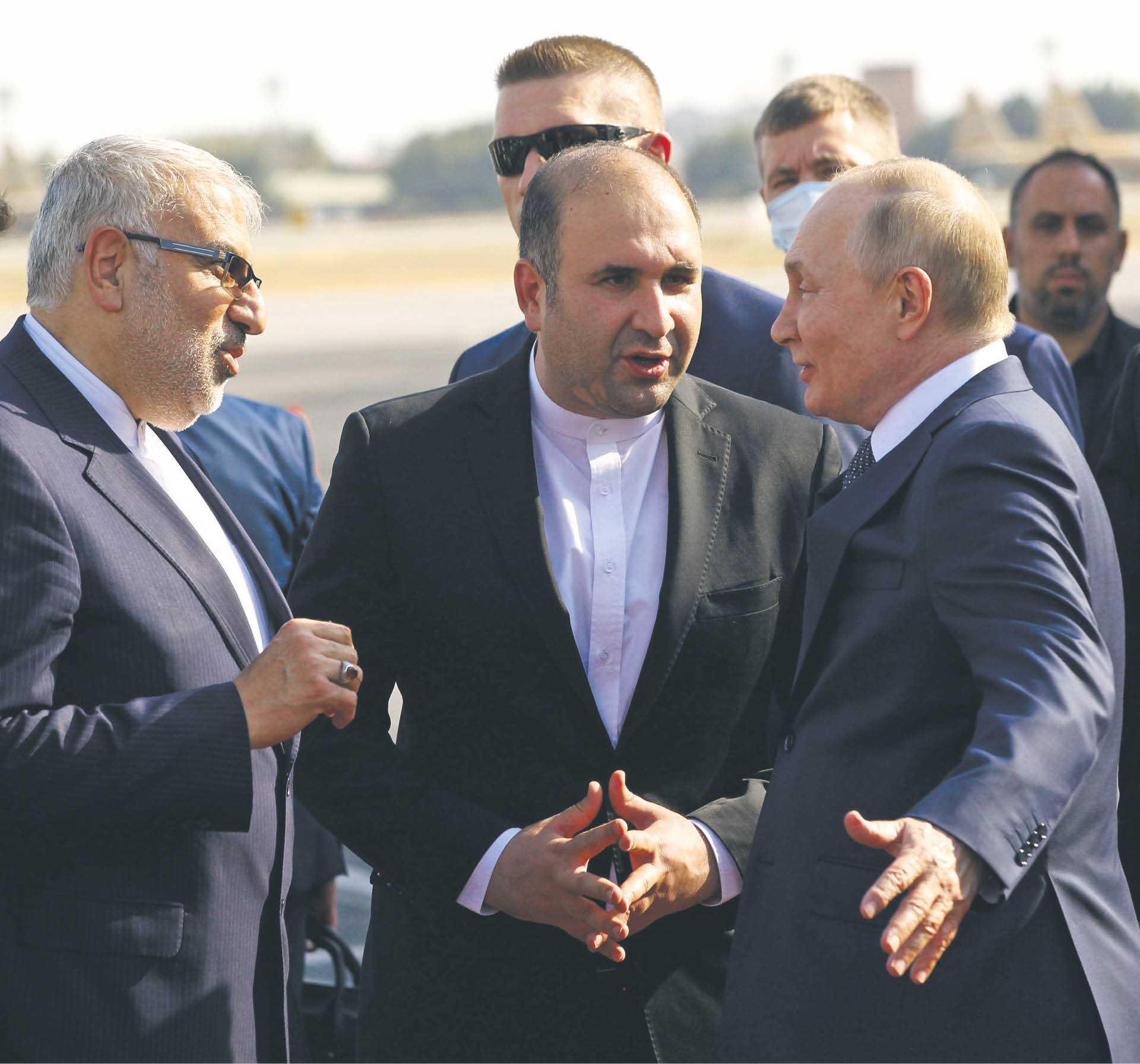 Władimir Putin i irański minister ds. ropy Dżawad Owdżi na lotnisku w Teheranie 19 lipca 2022 r.
