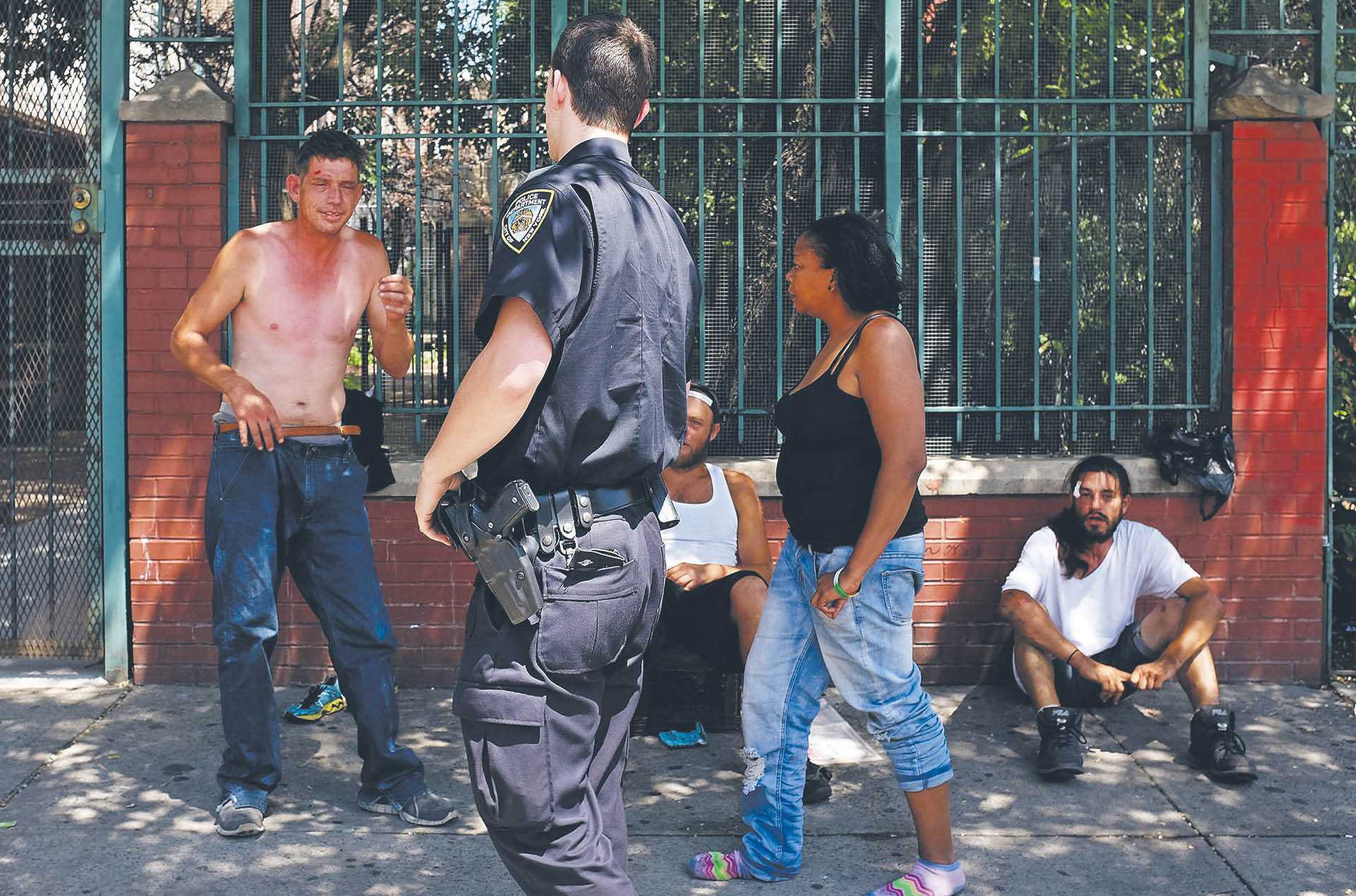 Utarczka w nowojorskiej dzielnicy Harlem między policją a grupą mężczyzn odurzonych syntetyczną marihuaną (tzw. K2 lub Spiece'em), 5 sierpnia 2015 r.