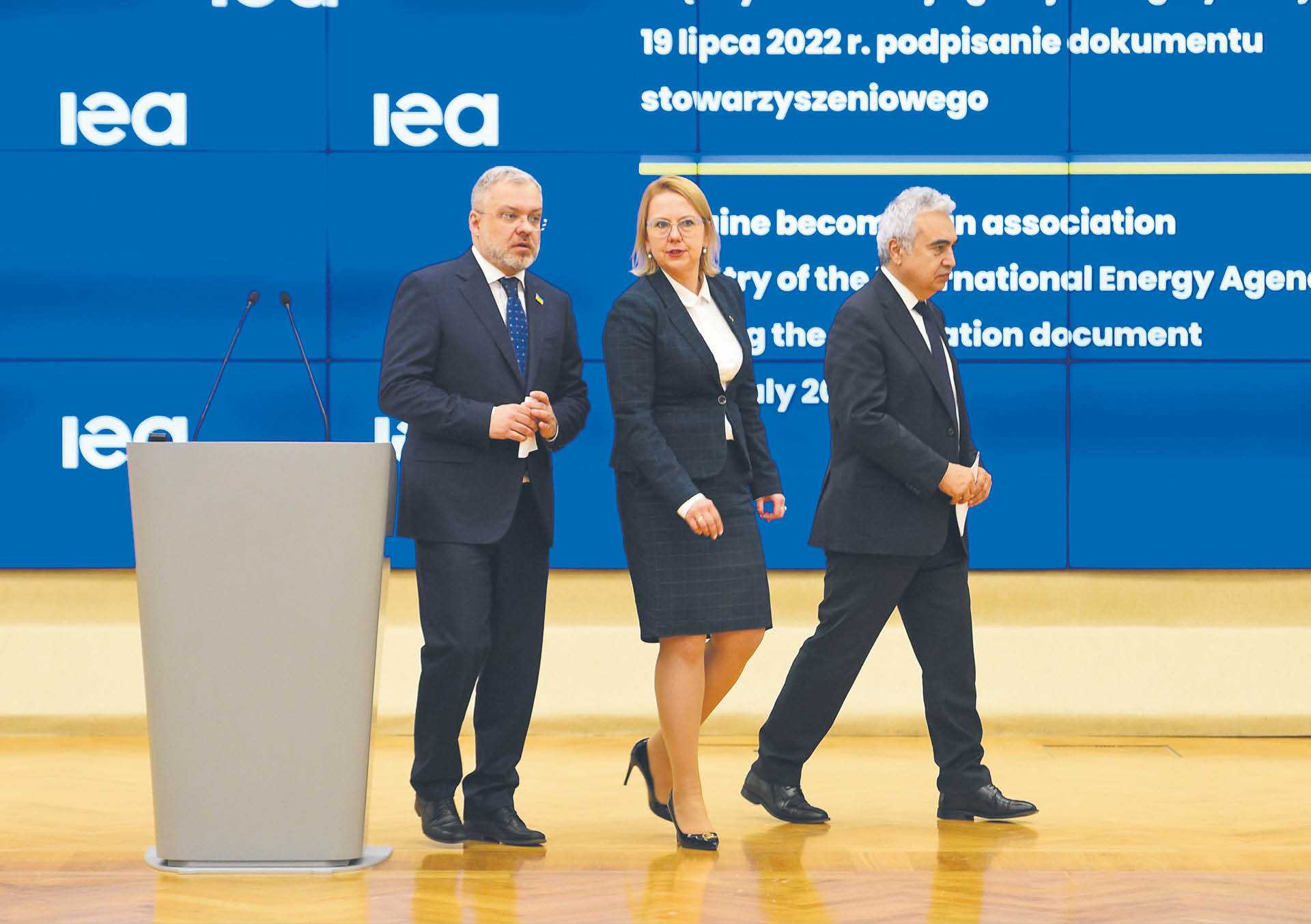 Od lewej: Herman Hałuszczenko, Anna Moskwa i Fatih Birol
