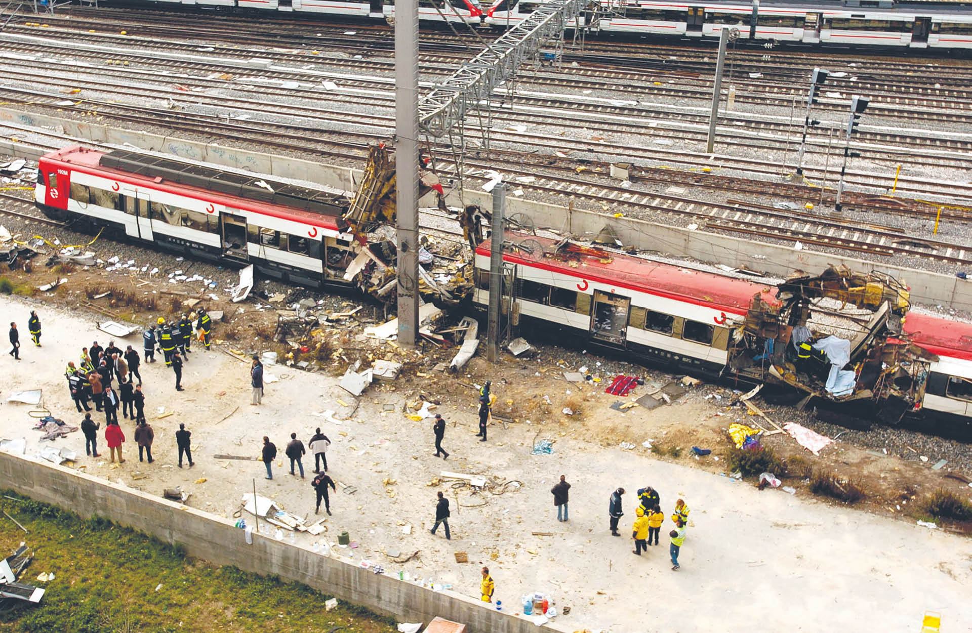 Wrak pociągu po ataku terrorystycznym, Madryt, 11 marca 2004 r.
