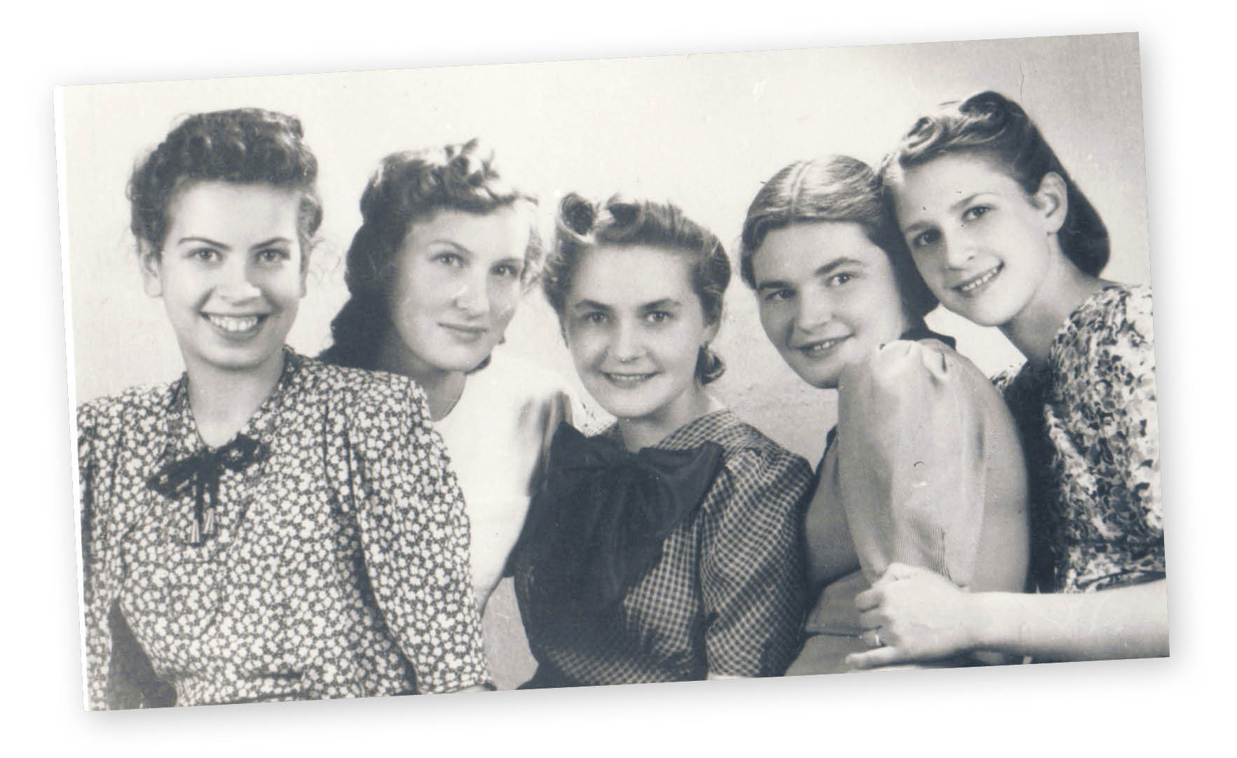 Konspiracyjna matura w czerwcu 1941 r. Basia (druga od lewej) z koleżankami